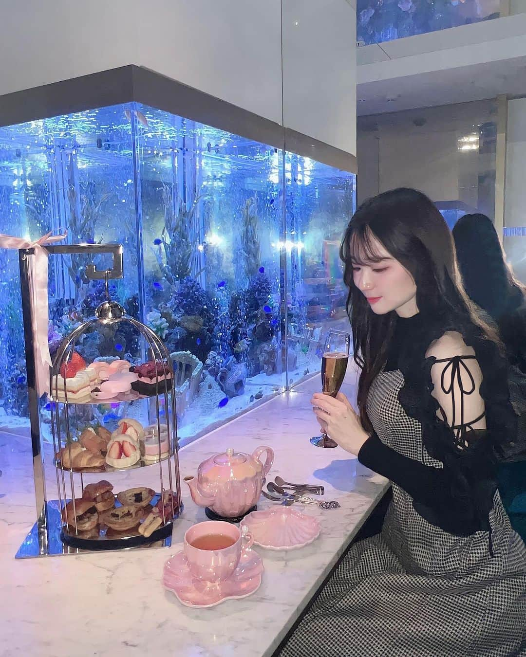 小越しほみさんのインスタグラム写真 - (小越しほみInstagram)「はるかちゃんと前から気になってた @aquarium_nautilus_ へ🧜‍♀️🫧‪  個室の中に水槽があって水族館にいるみたいに アフタヌーンティーを楽しめたよ🤍  世界三大珍味や苺スイーツが味わえて 美味しかったし量が丁度良かった☺️  マーメイドとか貝とか海のモチーフ大好きなので 食器から可愛くて嬉しかった～🐚✨  ラテアート頼めたから承太郎の作ってもらったよ🫶🏻  . . . . . . . . . .  #ヌン活 #アフタヌーンティー #上野グルメ #上野ディナー #上野ランチ #アクアリウムレストラン #東京アフタヌーンティー #afternoontea #pr #sweets #sweet #アフヌン #アフヌンコーデ #アフヌン巡り #アフヌン女子 #アフタヌーンティー巡り #アフタヌーンティーセット #アフタヌーンティー部 #水槽のあるお店 #水槽 #水槽のあるレストラン #snidel #スナイデル #ラテアート #アフタヌーンティー東京 #上野 #水槽カフェ #水槽レストラン #カフェ #カフェ巡り」2月3日 9時15分 - shihomi1129