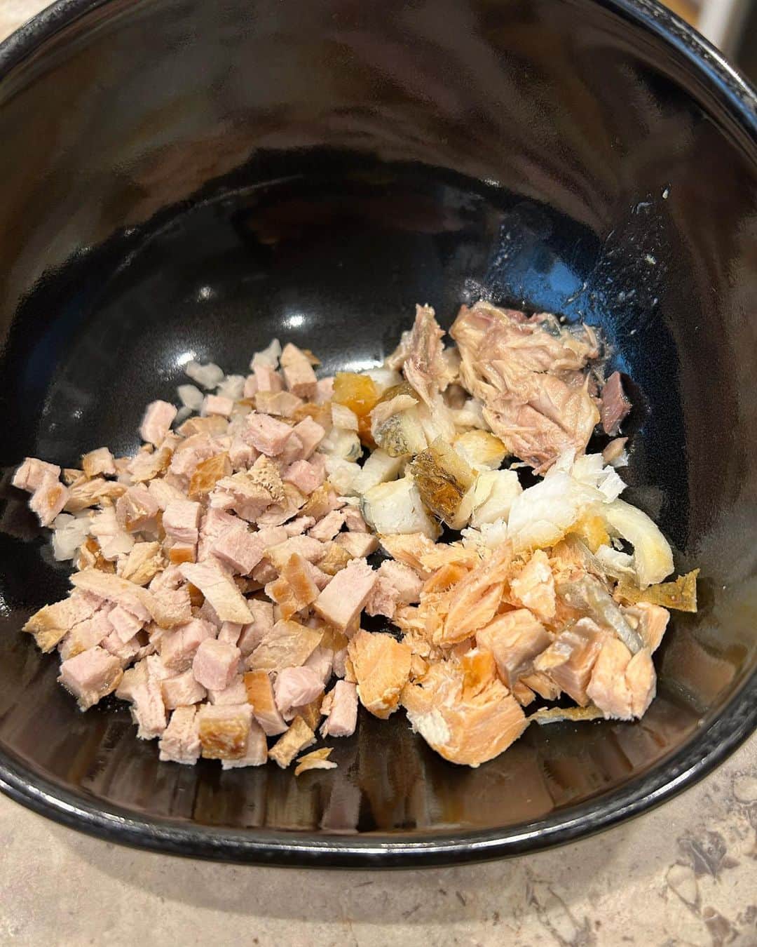 安藤優子さんのインスタグラム写真 - (安藤優子Instagram)「birthday朝ごはん！  って、少しだけ豚肉多めかな？（笑）  リンのご飯は、手作りとフードの合わせ技です。  手作りご飯には、豚肉の焼いたもの、鱈、鮭、蓮根の生を刻んだものが入ります。  それを全部食べたら、フードと発酵ペースト。  フードは鹿児島で作ってもらっている、NAAFというメーカーのもので、豚肉とサツマイモでできています。リンはニンジン抜きでお願いしています。  発酵ペーストはリンの胃腸の調子を整えるために入れています。 けっこう独特の香りがあるのですが、リンは喜んで食べます。 生の蓮根も季節が旬の間は、これも整腸作用を期待して入れています。  フレブルはアレルギーの多い犬種なので、食べ物は気をつけています。  リンは高級な牛肉がダメ（笑）なので、もっぱら豚肉とお魚類です。  野菜は発酵ペーストで摂る感じです。  そうだ、あとは食塩不使用のサバ缶もリンの大好物です。  お魚はそれでもそもそも塩分を含んでいるので、あげ過ぎないようにしています。  と、いうことで、バースデーご飯もいつもと変わらず（笑）美味しく完食いたしました！  #フレンチブルドッグ #安藤優子」2月3日 10時05分 - yukoando0203