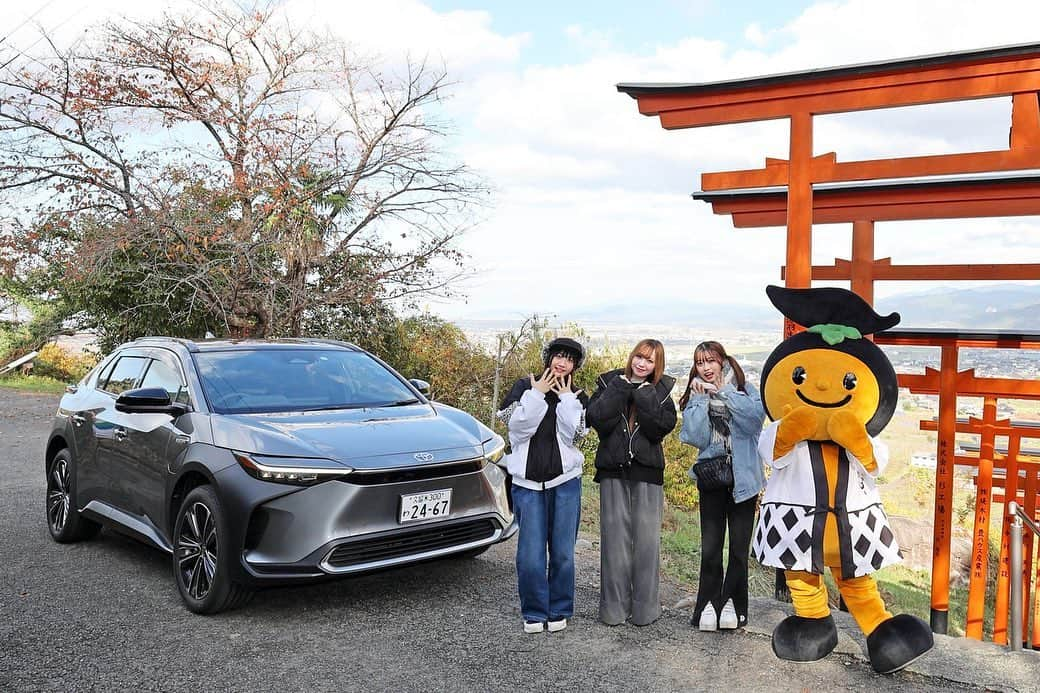 涼本理央那さんのインスタグラム写真 - (涼本理央那Instagram)「今回は、ネッツトヨタ西日本さんに電気自動車のbZ4Xをお借りして、 うきはエリアへドライブに行って来ました〜  うきぴー来てくれた！！！🥺嬉しかったありがとう🥺 ずっと行きたかったうきは市に行けて幸せでした🧡  私は今回でネッツトヨタの撮影が最後でした✨️✨️ 私も免許取ってネッツトヨタの車種に乗れるよう頑張ります！！！笑 ページの最後にメッセージも掲載して下さってるのでぜひ見てね😌  詳しくは 「ネッツ西日本　LinQ」で検索してね！  #ネッツトヨタ西日本#ネッツ西日本#LinQ#新木さくら#カワイイ女子旅ココしっとーと#女子旅#福岡女子旅#福岡ドライブ#車好きな人と繋がりたい#ドライブ好き#トヨタ#トヨタグラム#ネッツトヨタ#うきは市#浮羽稲荷神社#ぶどうのたね#cafe坂の下の店#白壁の町並み#カワセミデニッシュ#道の駅うきは#bz4x」2月3日 12時17分 - riona_suzumoto