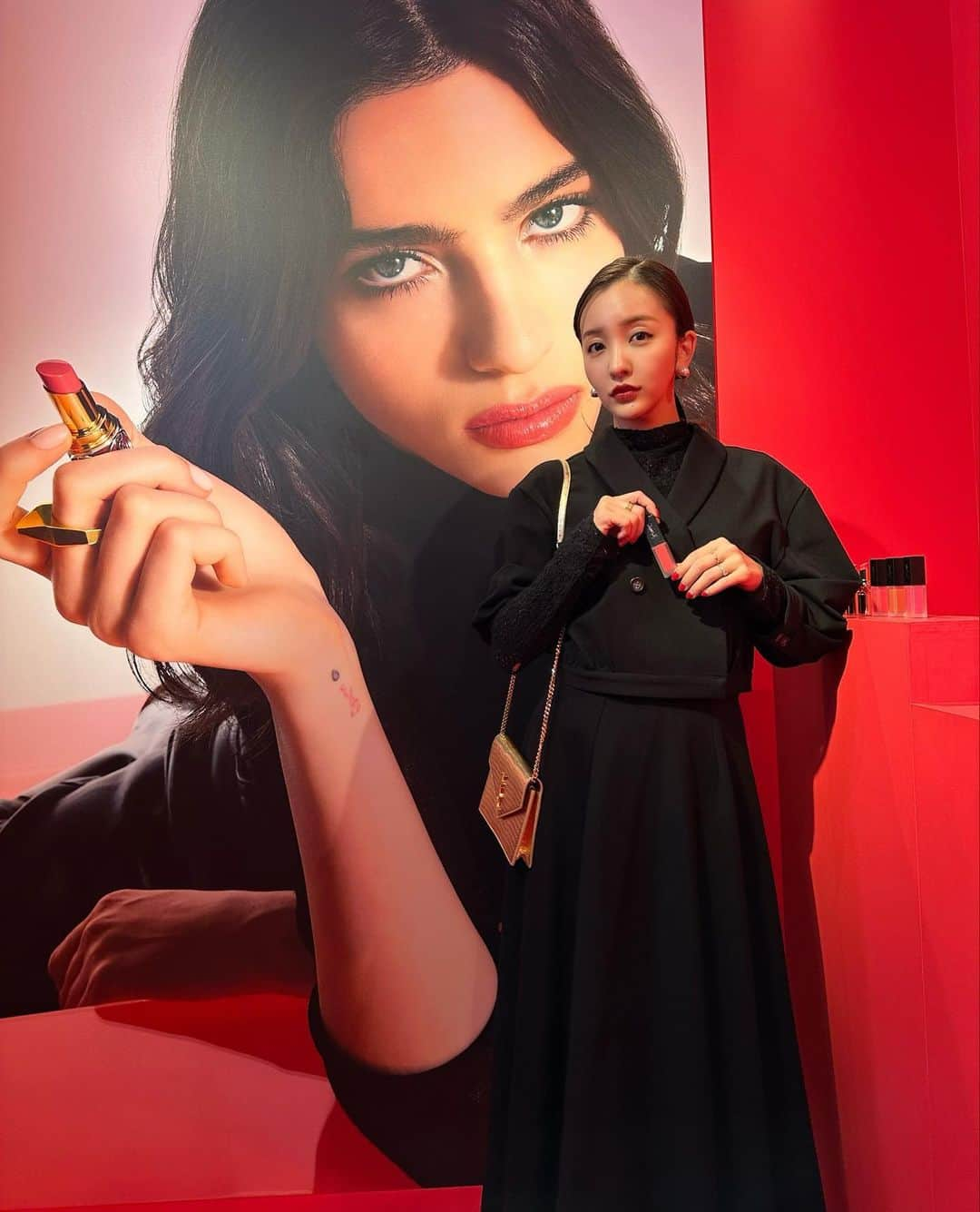 板野友美さんのインスタグラム写真 - (板野友美Instagram)「YSL BEAUTY LIBRE SPECIAL EVENT  “I AM LIBRE”に行ってきました👠💄  sexyでクールなとっても素敵な香りのperfume男女ともにオススメ❤️‍🔥 2月2日(木)～2月5日(日)まで開催されてます🌔 @yslbeauty　  #YSLリブレ #YSLリブレイベント #リブレオーデパルファム #リブレオーデトワレ #リブレオーデパルファムアンタンス #リブレヘアミスト」2月3日 12時34分 - tomo.i_0703