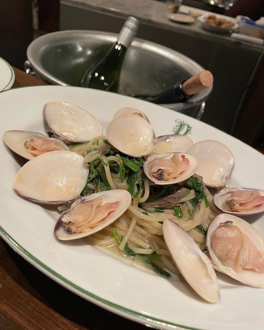 吉田美紀さんのインスタグラム写真 - (吉田美紀Instagram)「・ ・ 行ってみたかった @nativo_jp 初訪問♡  期待通り、いや、期待を遥かにこえて 全てがとっても美味しくて お店の雰囲気も可愛くキュンとしました。  オーダーした全てが美味しかったけれど 周りの方達がオーダーされていたものも気になりすぎて すぐにでも再訪したいです･:*+.  大人気ブラウスから登場する新色のピンクが 柔らかく優しいとってもいい色味♡ @lialapg   #coordinate #outfit #ootd #look #style #fashion #wardrobe #instagood #instafashion #nativo #tokyorestaurant #tokyogourmet #コーディネート #ファッション #ママコーデ #ママコーディネート #ママファッション #ナティーボ」2月3日 14時30分 - miki__yoshida
