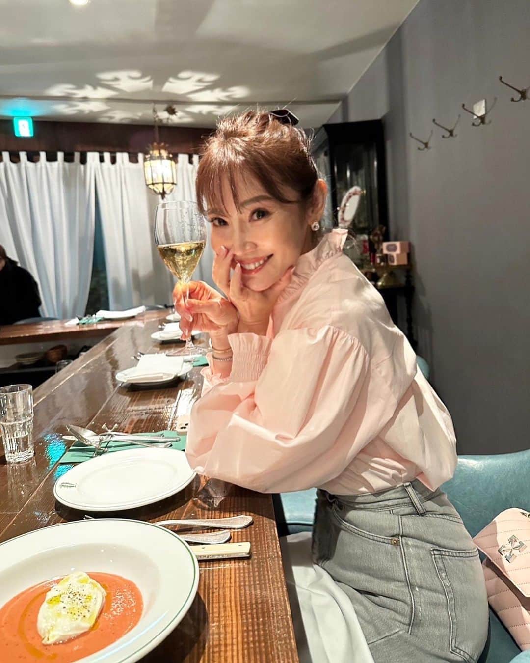 吉田美紀さんのインスタグラム写真 - (吉田美紀Instagram)「・ ・ 行ってみたかった @nativo_jp 初訪問♡  期待通り、いや、期待を遥かにこえて 全てがとっても美味しくて お店の雰囲気も可愛くキュンとしました。  オーダーした全てが美味しかったけれど 周りの方達がオーダーされていたものも気になりすぎて すぐにでも再訪したいです･:*+.  大人気ブラウスから登場する新色のピンクが 柔らかく優しいとってもいい色味♡ @lialapg   #coordinate #outfit #ootd #look #style #fashion #wardrobe #instagood #instafashion #nativo #tokyorestaurant #tokyogourmet #コーディネート #ファッション #ママコーデ #ママコーディネート #ママファッション #ナティーボ」2月3日 14時30分 - miki__yoshida