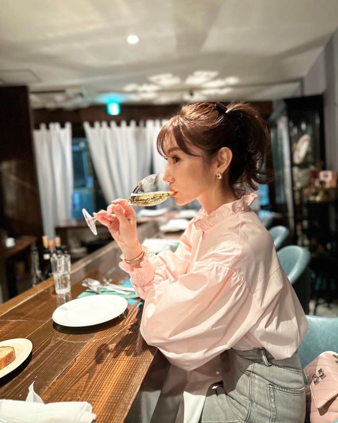 吉田美紀さんのインスタグラム写真 - (吉田美紀Instagram)「・ ・ 行ってみたかった @nativo_jp 初訪問♡  期待通り、いや、期待を遥かにこえて 全てがとっても美味しくて お店の雰囲気も可愛くキュンとしました。  オーダーした全てが美味しかったけれど 周りの方達がオーダーされていたものも気になりすぎて すぐにでも再訪したいです･:*+.  大人気ブラウスから登場する新色のピンクが 柔らかく優しいとってもいい色味♡ @lialapg   #coordinate #outfit #ootd #look #style #fashion #wardrobe #instagood #instafashion #nativo #tokyorestaurant #tokyogourmet #コーディネート #ファッション #ママコーデ #ママコーディネート #ママファッション #ナティーボ」2月3日 14時30分 - miki__yoshida