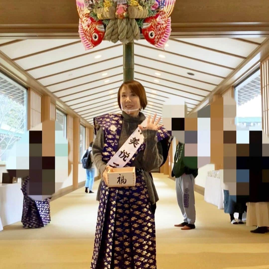 奈美悦子さんのインスタグラム写真 - (奈美悦子Instagram)「法華経寺で今年も豆まきに参加させて頂きました。お久しぶり〜の魔裟斗さん。 #豆まき #千葉 #法華経寺 #節分」2月3日 16時15分 - nami.etsuko