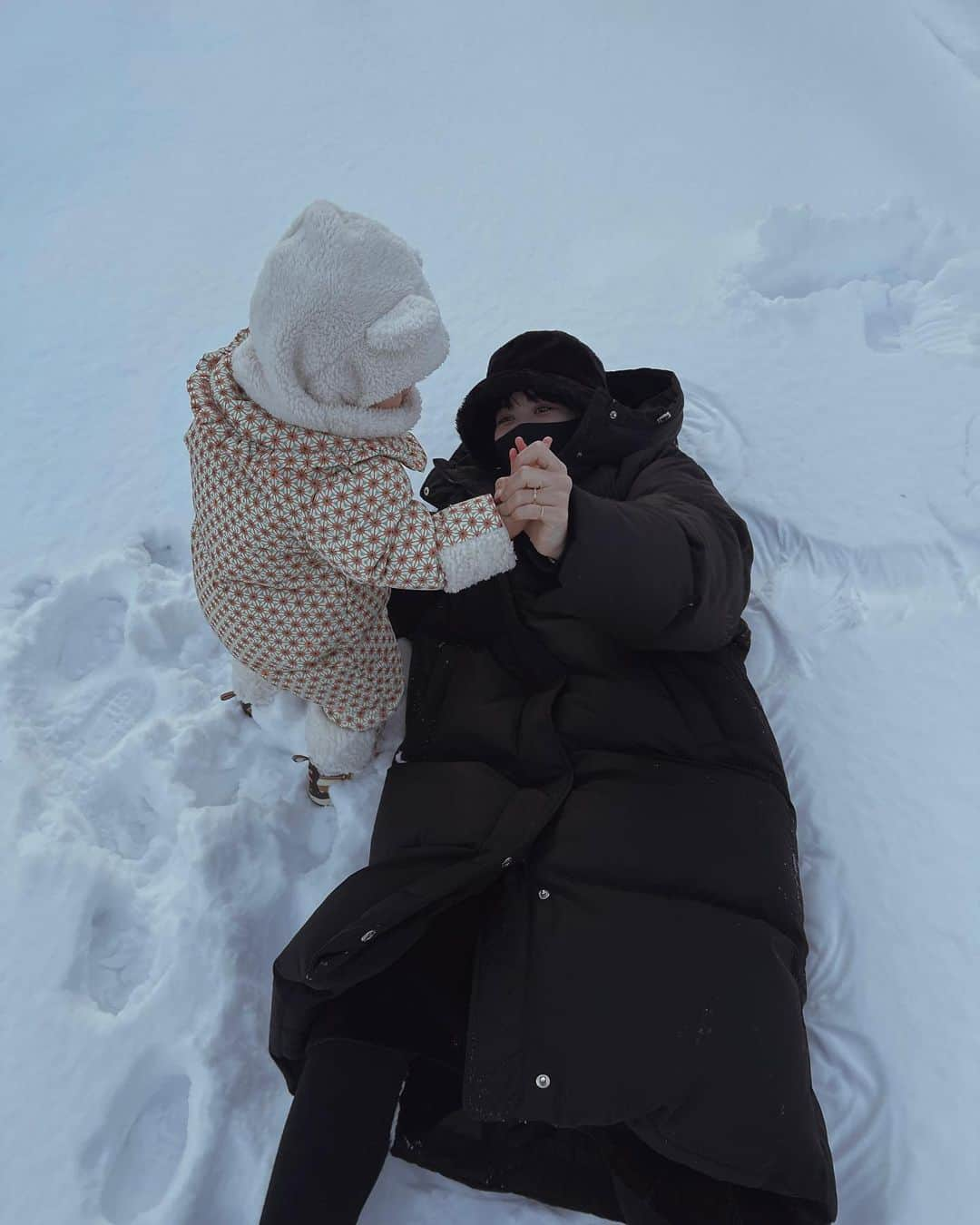 三方美穂さんのインスタグラム写真 - (三方美穂Instagram)「#北海道 ⛄️ 立ち寄ったファミマで 積もっている雪にテンションが上がりすぎてたのか、現地の方に雪は初めてですか。と声をかけられた。笑 思い返すとちょっと恥ずかしいけど🫣 あんなふわふわの雪は初めてな気が⛄️ 車が来ないところで寝転んでみたり、心も雪の上を歩くのがいつもの道と違う感覚みたいで不思議そうにテクテク歩いておりました👏 #⛄️ #雪景色 #雪が #ふわふわ #家族旅行  #雪国」2月3日 16時20分 - mihomikata