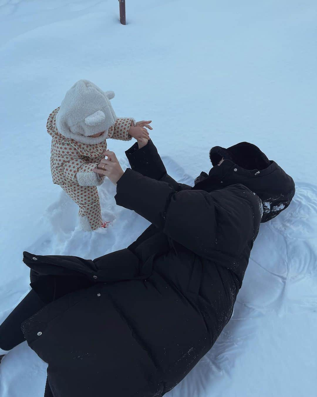 三方美穂さんのインスタグラム写真 - (三方美穂Instagram)「#北海道 ⛄️ 立ち寄ったファミマで 積もっている雪にテンションが上がりすぎてたのか、現地の方に雪は初めてですか。と声をかけられた。笑 思い返すとちょっと恥ずかしいけど🫣 あんなふわふわの雪は初めてな気が⛄️ 車が来ないところで寝転んでみたり、心も雪の上を歩くのがいつもの道と違う感覚みたいで不思議そうにテクテク歩いておりました👏 #⛄️ #雪景色 #雪が #ふわふわ #家族旅行  #雪国」2月3日 16時20分 - mihomikata