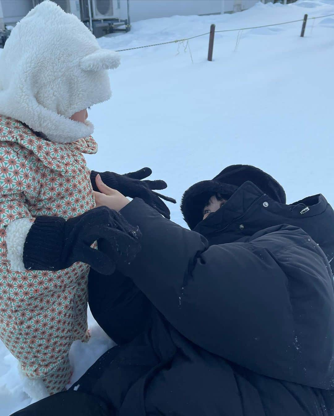 三方美穂さんのインスタグラム写真 - (三方美穂Instagram)「#北海道 ⛄️ 立ち寄ったファミマで 積もっている雪にテンションが上がりすぎてたのか、現地の方に雪は初めてですか。と声をかけられた。笑 思い返すとちょっと恥ずかしいけど🫣 あんなふわふわの雪は初めてな気が⛄️ 車が来ないところで寝転んでみたり、心も雪の上を歩くのがいつもの道と違う感覚みたいで不思議そうにテクテク歩いておりました👏 #⛄️ #雪景色 #雪が #ふわふわ #家族旅行  #雪国」2月3日 16時20分 - mihomikata