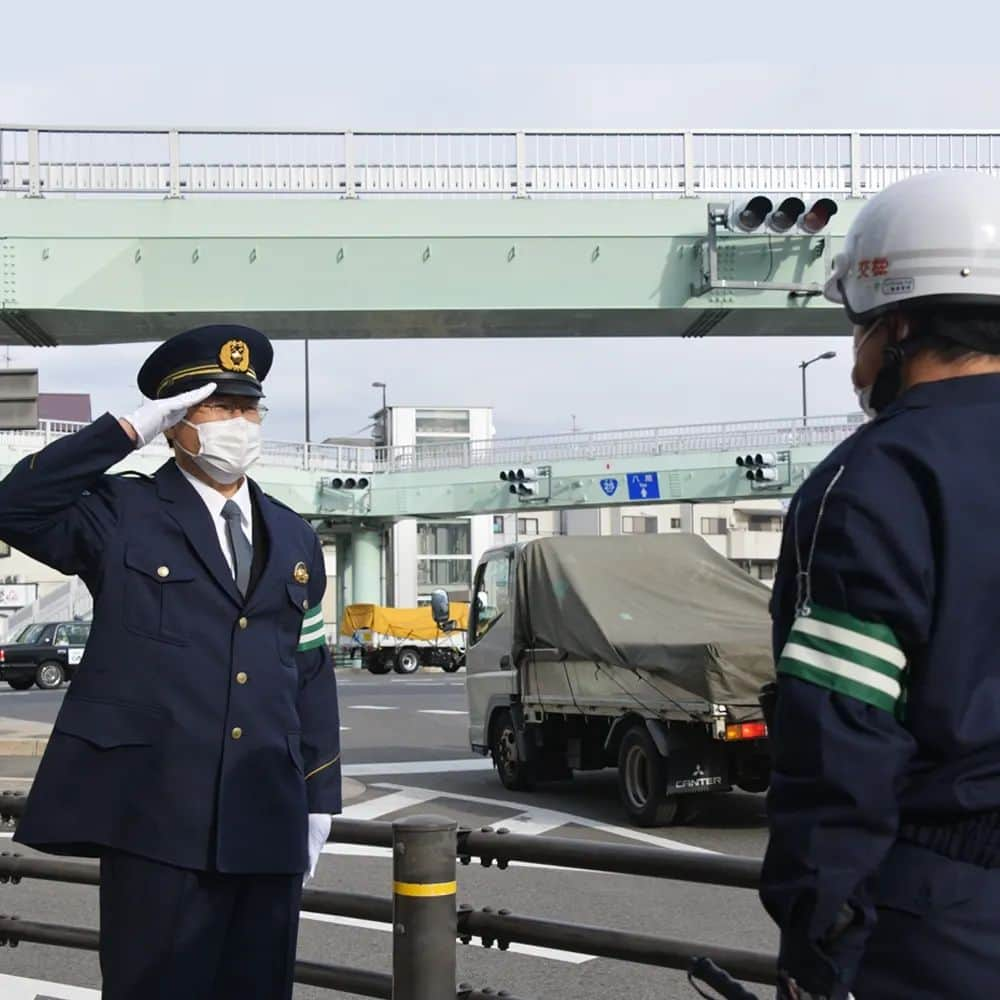 大阪府警察さんのインスタグラム写真 - (大阪府警察Instagram)「【ATM警戒・交差点活動実施中！！】 大阪府警察では、多発する特殊詐欺被害と交通死亡事故に対する警戒活動を実施しています。 また、警戒活動に従事する警察官を津田副本部長が督励巡視しました。  ≪府民の皆さんへ≫ ◼️特殊詐欺の被害防止について   ATMを使ってお金が返ってくることは、絶対にありません。  携帯電話で話をしながらATMを操作している高齢者を見かければ、「お金が返ってくると言われていませんか？」などとお声掛けをお願いします。  ◼️交通死亡事故防止について  「なれた街  いつもの道でも  みぎひだり」  交通ルールを守って、交通事故に遭わないように気をつけましょう。  #大阪府警察公式 #大阪府警察 #大阪府警 #府警 #警察 #警察官 #おまわりさん #立番 #特殊詐欺被害防止 #ATM警戒 #交通死亡事故防止 #交差点活動 #実施中 #副本部長 #督励巡視 #府民を守る」2月3日 17時02分 - fukei_koho