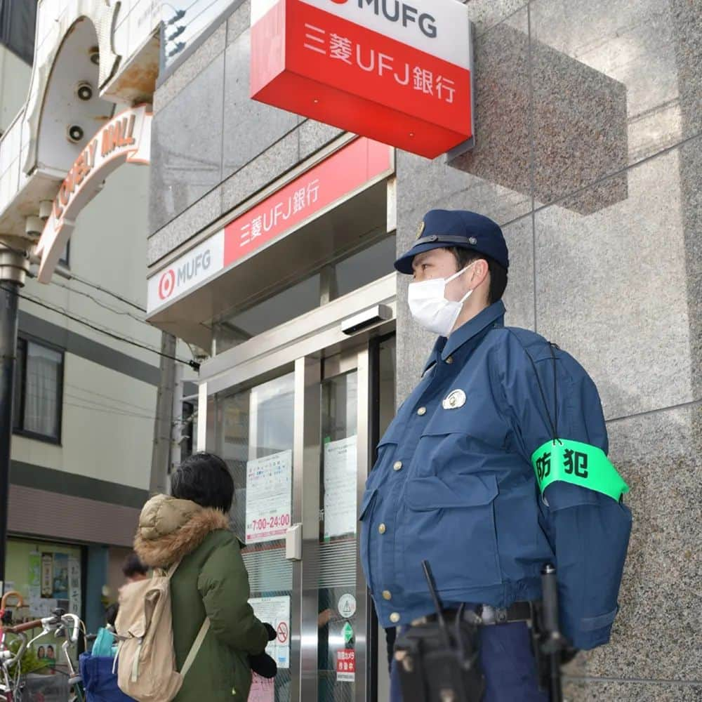 大阪府警察さんのインスタグラム写真 - (大阪府警察Instagram)「【ATM警戒・交差点活動実施中！！】 大阪府警察では、多発する特殊詐欺被害と交通死亡事故に対する警戒活動を実施しています。 また、警戒活動に従事する警察官を津田副本部長が督励巡視しました。  ≪府民の皆さんへ≫ ◼️特殊詐欺の被害防止について   ATMを使ってお金が返ってくることは、絶対にありません。  携帯電話で話をしながらATMを操作している高齢者を見かければ、「お金が返ってくると言われていませんか？」などとお声掛けをお願いします。  ◼️交通死亡事故防止について  「なれた街  いつもの道でも  みぎひだり」  交通ルールを守って、交通事故に遭わないように気をつけましょう。  #大阪府警察公式 #大阪府警察 #大阪府警 #府警 #警察 #警察官 #おまわりさん #立番 #特殊詐欺被害防止 #ATM警戒 #交通死亡事故防止 #交差点活動 #実施中 #副本部長 #督励巡視 #府民を守る」2月3日 17時02分 - fukei_koho