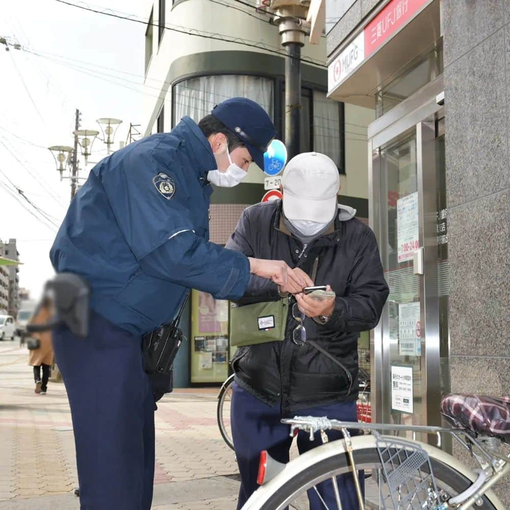 大阪府警察さんのインスタグラム写真 - (大阪府警察Instagram)「【ATM警戒・交差点活動実施中！！】 大阪府警察では、多発する特殊詐欺被害と交通死亡事故に対する警戒活動を実施しています。 また、警戒活動に従事する警察官を津田副本部長が督励巡視しました。  ≪府民の皆さんへ≫ ◼️特殊詐欺の被害防止について   ATMを使ってお金が返ってくることは、絶対にありません。  携帯電話で話をしながらATMを操作している高齢者を見かければ、「お金が返ってくると言われていませんか？」などとお声掛けをお願いします。  ◼️交通死亡事故防止について  「なれた街  いつもの道でも  みぎひだり」  交通ルールを守って、交通事故に遭わないように気をつけましょう。  #大阪府警察公式 #大阪府警察 #大阪府警 #府警 #警察 #警察官 #おまわりさん #立番 #特殊詐欺被害防止 #ATM警戒 #交通死亡事故防止 #交差点活動 #実施中 #副本部長 #督励巡視 #府民を守る」2月3日 17時02分 - fukei_koho