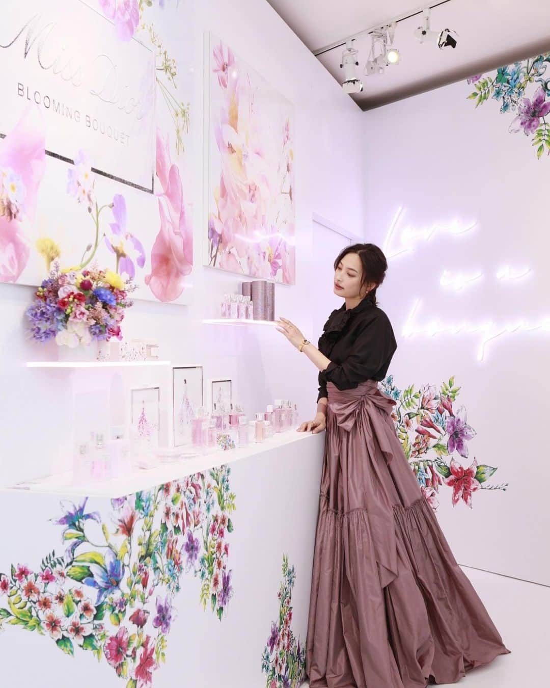 大政絢さんのインスタグラム写真 - (大政絢Instagram)「DIOR BLOOMING LOVE GARDENにお邪魔しました🌷  長く愛され続けられているMissDior 新たに、繊細に輝くクチュールボウを纏っています。  表参道にて期間限定Openしているので皆様も是非✨  今回使ったリップはディオール アディクト リップ マキシマイザー 限定色の037番です😊  @DIORBEAUTY @DIOR #ディオールブルーミングラブガーデン #ミスディオールブルーミングブーケ #ディオールファインジュエリー #ディオールタイムピーシズ #SUPPORTEDBYDIOR」2月3日 17時22分 - aya_omasa_official