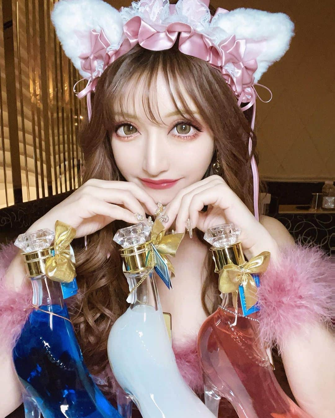 桜井莉菜さんのインスタグラム写真 - (桜井莉菜Instagram)「時系列バラバラ過ぎるけど😂 去年のクリスマス営業の時の🤶❤️ お正月に載せるのは遅れてる感強めだけど、こんだけ過ぎてしまえば逆にOKかなと😂 アップするタイミング逃し過ぎたなww こんな風にコスプレのイベントとかもっといっぱいあったら楽しいのになー☺️❤️ 今月は21日から25日までの 5日間【 @ageha.kitashinchi 】に居るので是非皆さま気軽に遊びに来て下さい💕💕💕  #ageha#ageha北新地#キャバクラ#北新地キャバクラ#キャバ嬢#コスプレ」2月3日 17時34分 - rina__sakurai