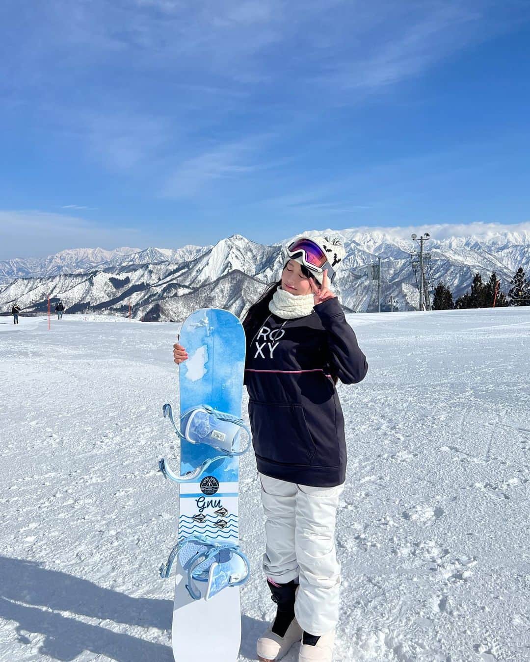 ちとせよしのさんのインスタグラム写真 - (ちとせよしのInstagram)「ターンだいぶ上手くなりました！🏂✨ スピード出てくるとまだちょっと怖いけど…:( '-' ):  #スノボ #スノボ女子 #スノボウェア #roxy #roxysnow #snowboarding」2月3日 17時44分 - chitose_yoshino