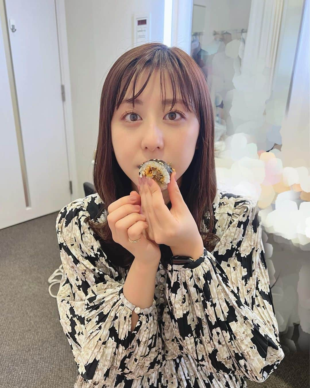 斎藤ちはるさんのインスタグラム写真 - (斎藤ちはるInstagram)「恵方巻き食べているところ色んな角度からスタイリストさんが撮ってくれた☺️ . キンパを食べたら胡麻が沢山付きました🥺 . . #南南東 #向いたら #部屋の隅っこ と #向き合いました #TELASA の #現場 で #節分の豆 をいただいたので #こちらも #食べました ☺️ . . #斎藤ちはる#テレビ朝日アナウンサー#テレビ朝日#テレ朝#アナウンサー#節分#節分の日#恵方巻き#豆#豆まき#恵方巻き食べたよ#豆まかず#キンパ#美味しかった#無言#真顔#すみっこ」2月3日 17時47分 - chiharu_saito_ex