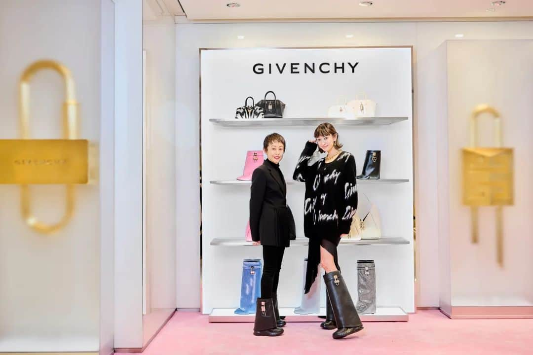 山田優さんのインスタグラム写真 - (山田優Instagram)「GIVENCHY @givenchy シャークロックブーツ  ポップアップストア♡♡♡  2/14まで 伊勢丹新宿店本館2F 婦人靴/プロモーション にて開催中！！  ルーズソックスみたいで 激カワなブーツを チェックしてみて😍」2月3日 18時11分 - yu_yamada_