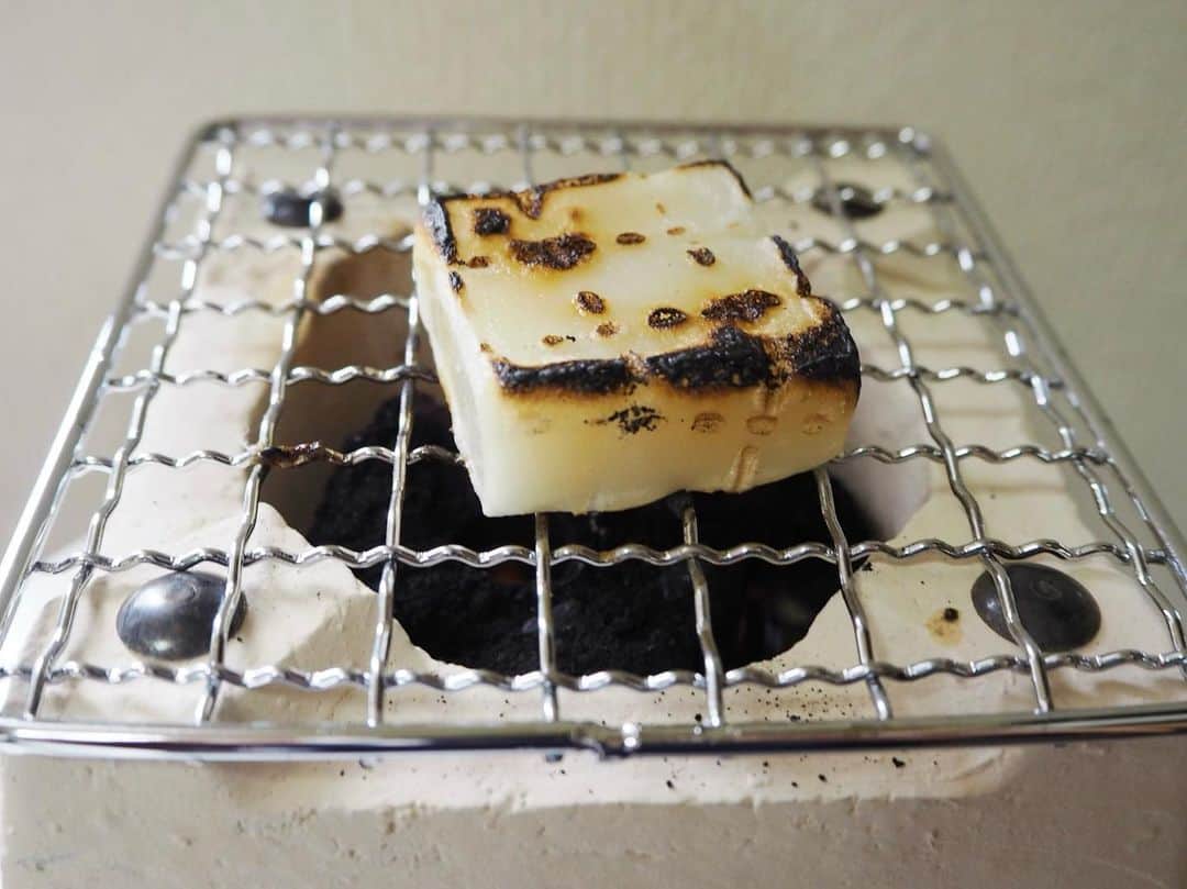 高木沙織さんのインスタグラム写真 - (高木沙織Instagram)「🍡 * 七輪で お団子を焼いています。 ちゃんと炭を使って 炭火焼き。 これは、ねり黒胡麻のお団子。 下側にうっすら焼き目がついて 香ばしさが全然違う！！ * ほかにもエイヒレを炙って 日本酒と楽しんだり カマンベールチーズや お餅を焼いたりしています。 * 換気は必須だから ついには 庭にテーブルを出して ダウンを着て 楽しんでる^ ^ * 「外に出る！」と宣言しておきながら 早速、家時間を充実させにかかっています。 * 七輪は『3COINS』 「ミニ七輪（1.650円）」 色々使える。 * #七輪 #ミニ七輪 #七輪焼き  #炭火焼き #おうちじかん が充実 #楽しい  #お団子 #エイヒレ炙り  #3coins購入品  #food」2月3日 19時01分 - saori_takagi
