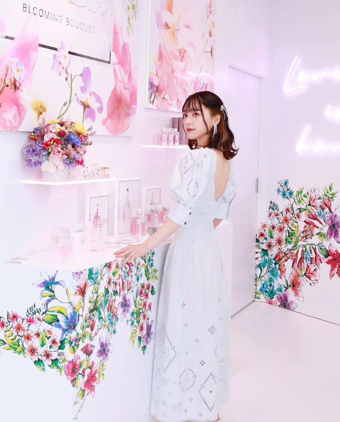 那須笑美さんのインスタグラム写真 - (那須笑美Instagram)「DIOR BLOOMING LOVE GARDEN   ミス ディオール ブルーミング ブーケの装いがリニューアルして登場です🫧  ピオニーとローズの香りにホワイトムスクが柔らかいとてもお気に入りの香水です!  可愛すぎる空間とお花に癒されました😮‍💨🫶🏻  @diorbeauty @dior  #SUPPORTEDBYDIOR #ディオールブルーミングラブガーデン#ミスディオールブルーミングブーケ」2月3日 19時20分 - nasu_hohomi