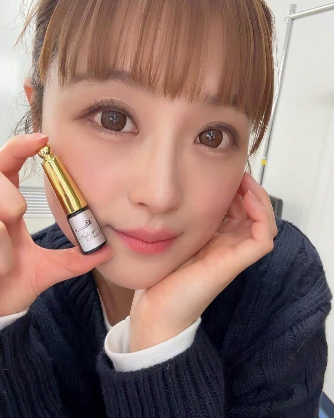 鈴木奈々さんのインスタグラム写真 - (鈴木奈々Instagram)「目元に注目して欲しいです✨ 元々一重だったって信じられますか？👀✨ 30代になってからまぶたのたるみが気になっていたんだけどナイトアイボーテでたるみケアを続けてるから二重が絶好調です😆👍 美容ってなんでもそうだけど、すぐには諦めないで継続することが大切！ ぜひ私の愛用品❤試してみてほしいです！  @nighteyebeaute  #ナイトアイボーテ #二重 #二重にする方法 #ふたえ #一重から二重 #夜用 #二重コスメ #可愛いは作れる」2月3日 20時16分 - nana_suzuki79