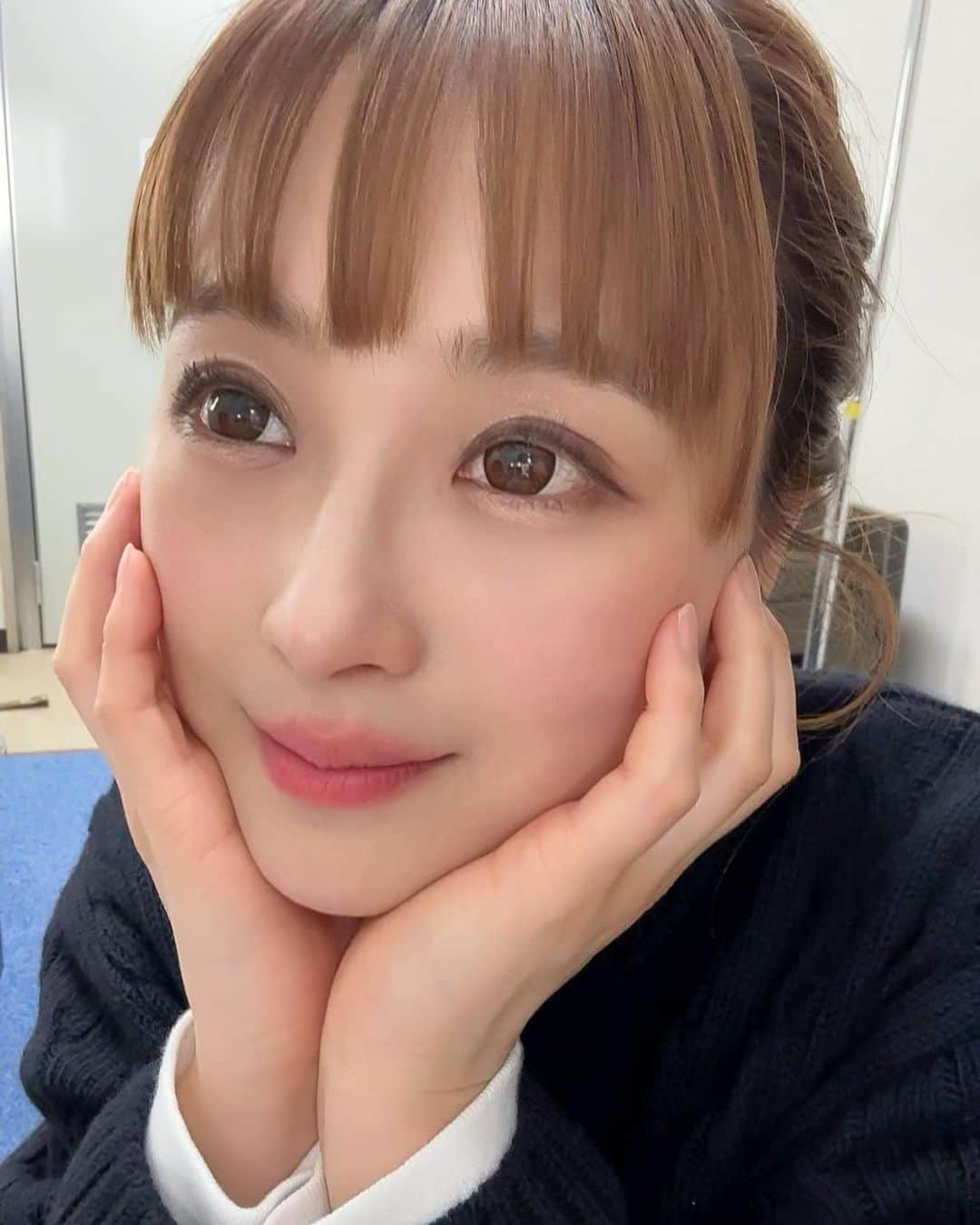 鈴木奈々さんのインスタグラム写真 - (鈴木奈々Instagram)「目元に注目して欲しいです✨ 元々一重だったって信じられますか？👀✨ 30代になってからまぶたのたるみが気になっていたんだけどナイトアイボーテでたるみケアを続けてるから二重が絶好調です😆👍 美容ってなんでもそうだけど、すぐには諦めないで継続することが大切！ ぜひ私の愛用品❤試してみてほしいです！  @nighteyebeaute  #ナイトアイボーテ #二重 #二重にする方法 #ふたえ #一重から二重 #夜用 #二重コスメ #可愛いは作れる」2月3日 20時16分 - nana_suzuki79