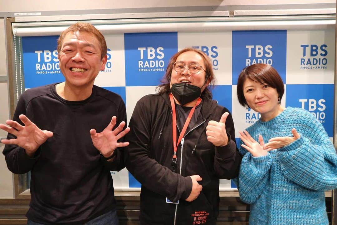 TBSラジオ「たまむすび」さんのインスタグラム写真 - (TBSラジオ「たまむすび」Instagram)「＼金曜のハイライト／  縁側で人と人とがつながって、 いずれ縁が輪になることでしょう。 金曜ワイドラジオTOKYO えんがわ。 4月からもよろしくお願いいたします！  #tama954 #たまむすび #外山惠理 #玉袋筋太郎 #えんがわ #こねくと #Twitterのフォローもよろしくです」2月3日 20時36分 - tamamusubi905954