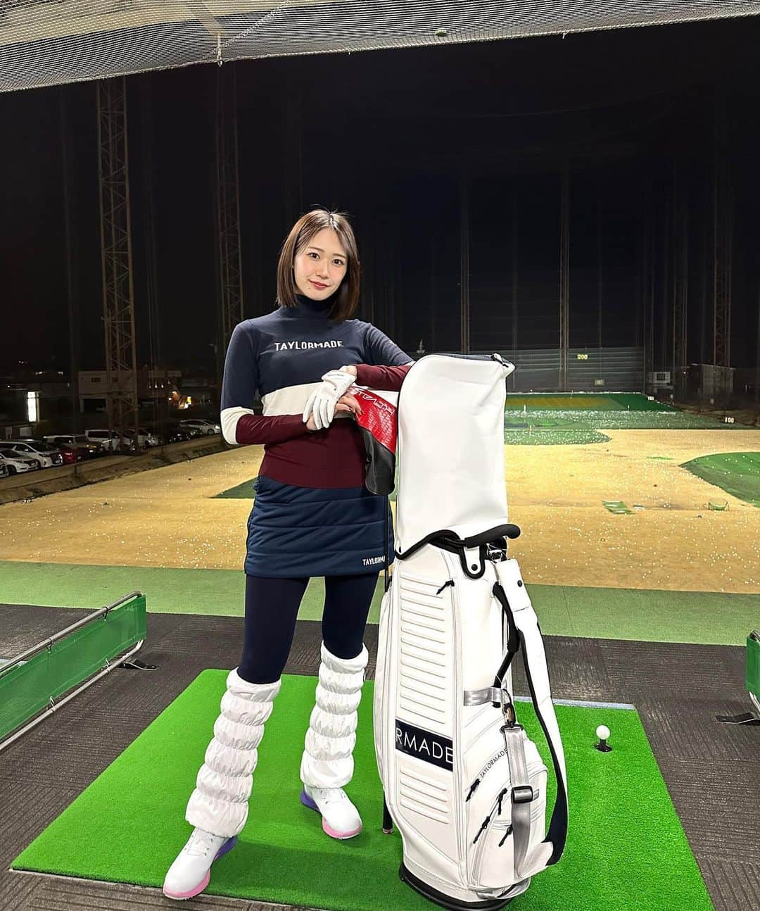 藤澤響花さんのインスタグラム写真 - (藤澤響花Instagram)「私のキャディバッグ⛳️ 真っ白なのがすごく気に入っていて コンパクトだけどシューズも入るもの使ってます！ テーラーメイドらしいネイビーが今日のウェアとリンクしてた🤍🌌  最近愛用してるシューズのソールが可愛くてスイングの時とか綺麗に映える💕 店頭でこの『FJ FUEL SPORT』を購入された方に、その場で特製マーカープレゼントしてくれるみたい！ちなみに私は既に愛用しているよん👟💓  #FJFUELSPORT #エナジーミナギル #フューエルスポーツ #taylormade#taylormadegolf#テーラーメイド#ゴルフ#ゴルフ女子#ゴルフコーデ#ゴルフウェア#ゴルフシューズ#golflife#golfstagram#골프#골프스타그램」2月3日 22時06分 - kyoka_fujisawa