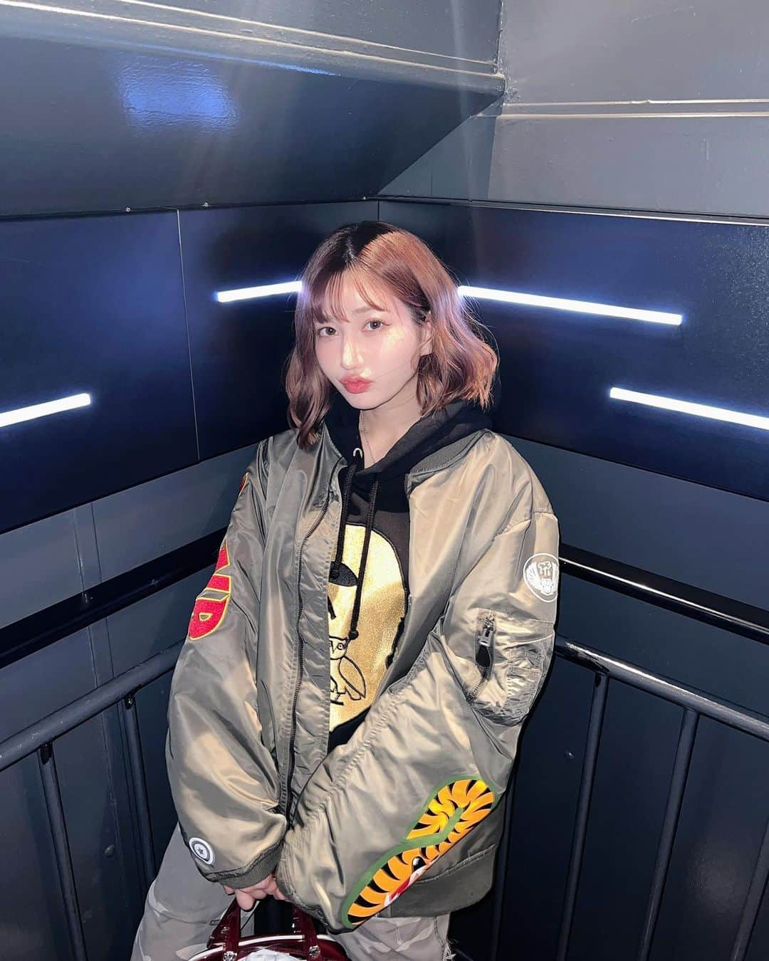 月城まゆさんのインスタグラム写真 - (月城まゆInstagram)「ぱわ〜みなぎり〜333🗼❤️‍🔥  #tokyo #tokyotower #gal #abathingape #bape #bapesta #streetwear #streetphotography #streetfashion #ootd #japanesegirl #ovo #kicks」2月3日 22時12分 - xo_mayu_xo