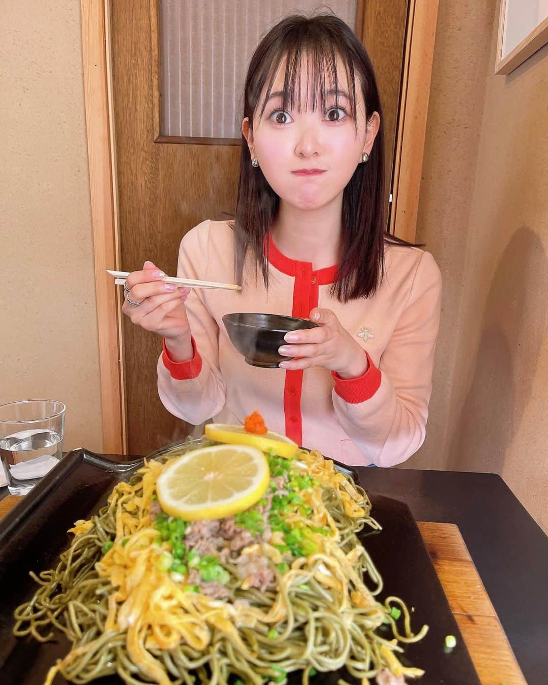 兒玉遥さんのインスタグラム写真 - (兒玉遥Instagram)「瓦そば本場山口県で初めて食べた。  昔から緑色の蕎麦を焼いてるな〜ってイメージあったんやけど、本当に瓦で焼いてるって知らなくて登場したとき驚きました(　ﾟдﾟ)//  建物の外装はジブリの世界観のような昔にタイムスリップしたような風貌で、内装もシンプルで研ぎ澄まされていて素敵でした。  美味しかったです。 ごちそうさまでした♡」2月3日 23時47分 - haruka_kodama919