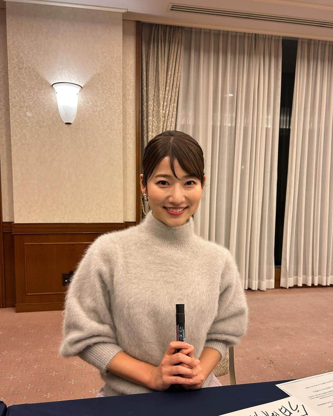 安藤萌々さんのインスタグラム写真 - (安藤萌々Instagram)「今週前半衣装です！  月曜日の衣装 ブラウス I.T.S.international スカート  OBLI ビアス ete  靴 DIANA  火曜日の衣装 上下La ButiqueBonBon 靴　DIANA  ピアス　ete  水曜日の衣装 セーター　ANAYI 👖　NOLLEY'S ダウンコート　INDIVI  昨年は北京に飛んでいたため、初めてのキャンプ取材が始まった今週。 昨年や一昨年伺ったことが繋がったり、自主トレ密着後の効果が伺えたり……これまでの取材の繋がりを感じました。  今シーズンも、熱く盛り上がるニュースをファンの皆さんにお伝え出来るよう、報ステチーム一丸となって頑張ります🌟  #アナウンサー #衣装 #冬服 #ウォームスプリング  #骨格ウェーブ #骨格診断  #イエベ春  #ソフトエレガント #フレッシュ #メイク #ヘアアレンジ #大人かわいい コーデ  #綺麗め  #スポーツ #プロ野球 #サッカー #ゴルフ」2月4日 0時10分 - momo_ando_ex