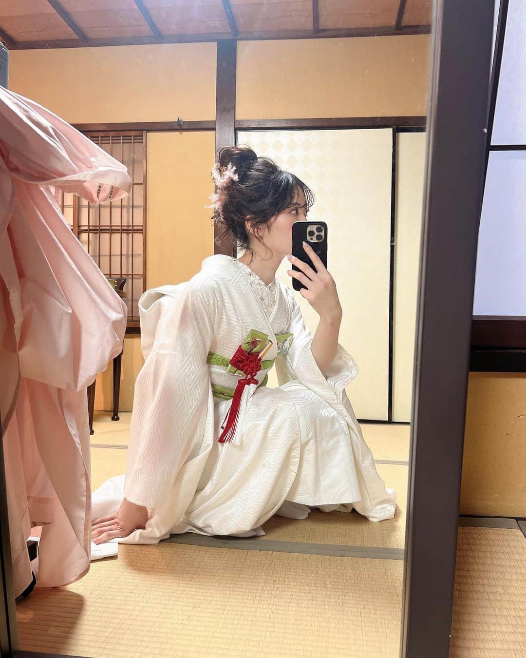 塩崎莉乃さんのインスタグラム写真 - (塩崎莉乃Instagram)「. Kyoto👘 . 40着くらい着替えたので次の日すんごい筋肉痛やった。笑 . なんなら２キロくらい痩せたと思ってる🤞🏻 . . . . . . . . . . . . #京都 #👘 #着物 #フォトスタジオ #ウェディングフォト」2月4日 1時06分 - riinon