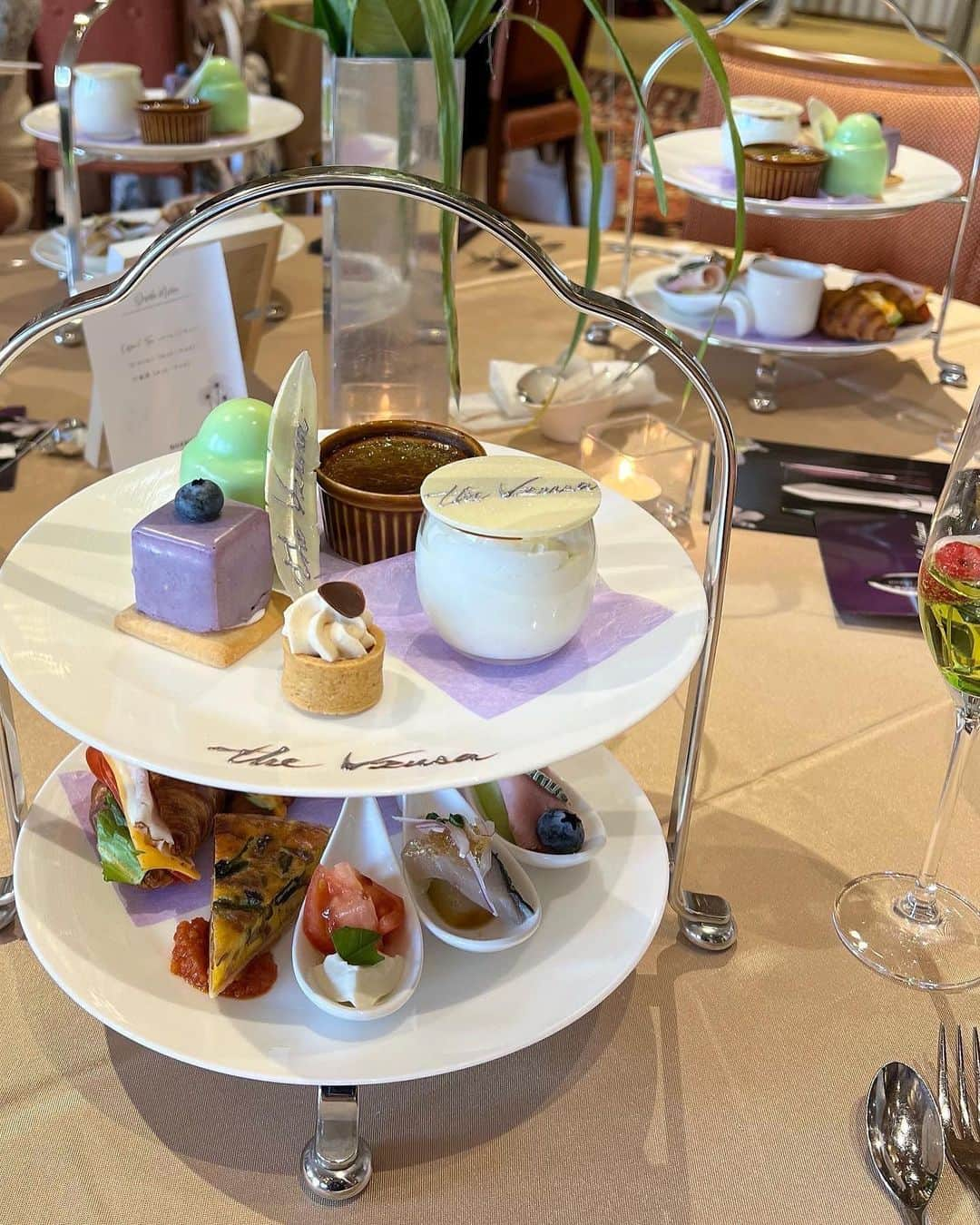 横山紗弓さんのインスタグラム写真 - (横山紗弓Instagram)「The Vzusa Afternoon tea party に ご招待いただきました✉️✨ 世界最高級クラスの美顔器「the Vzusa」の魅力に どっぷりと浸かってきましたよ〜。 体験ブースでフェイスラインの変化に感動したり アフタヌーンティーをいただきながら 福岡のキラキラ女子の皆様と交流を楽しんだり 素敵な時間を過ごせました🫖💐 おうちで美顔器を試してみるのが楽しみ！ また感想もお伝えしますね＾＾ #vzusa #メデューサ #メデューサ美顔器 #美顔器 #ザメデューサアイケア #自分エステ #美容家電  #表情筋 #目元美容 #リフトアップ #kmamayours   褒められお洋服は、休井美郷さんのブランド♡ フリルとフィット感で女性らしい一枚。 たくさん着るぞ🧚‍♂️ @qumerry.official  #qumerry  #キュメリ  合わせたパールのイヤリングもお気に入りです🦪 金属アレルギー対応！ @clair__jw」2月4日 1時10分 - 1129sym