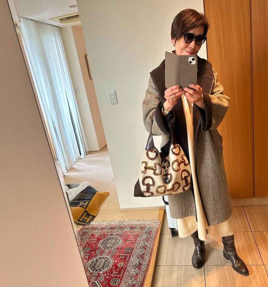 安藤優子さんのインスタグラム写真 - (安藤優子Instagram)「東北へ。  お早うございます‼️  ちょこっと東北へ。  寒そうなので、できるだけ防寒。  白いニットワンピースの下にはちゃんと防寒対策しています。  首元にはスカーフ。#ゲラルディーニ です。  足元はこげ茶色のロングブーツ。#サルトル です。  コートは多分私の持っているコートの中で一番あったかい#hermes 。  バッグは#gucci のジャッキーです。  ファッションチェック担当リンは、スーパーお手伝いさんと朝ンポちゅうです。  昨日はリンのbirthdayにたくさんのお祝いのコメントをありがとうございました‼️  全部本犬に読んで聞かせました。  成り代わって御礼申し上げます。  ありがとうございました！  では行ってきます。  #フレンチブルドッグ  #安藤優子」2月4日 10時46分 - yukoando0203