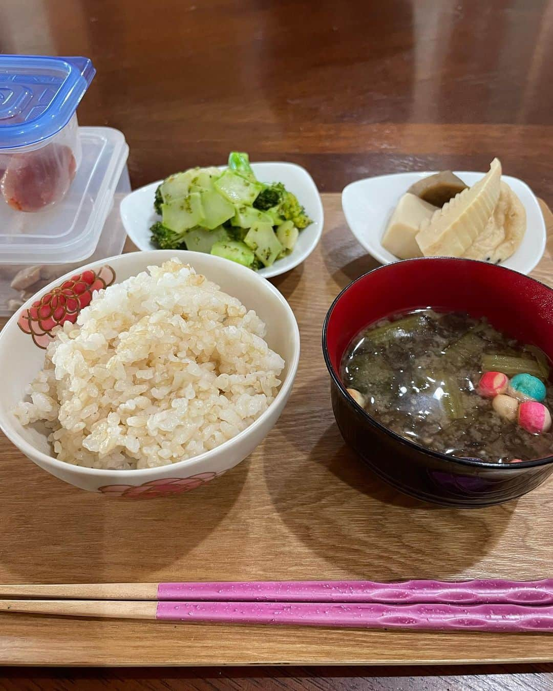 飯島直子さんのインスタグラム写真 - (飯島直子Instagram)「おはようございます♪  ハレぼったい目に磨きがかかってますね^_^ 満月みたいです🌕  恵方巻きは関西からはじまったんですね！  わたしはこどもの頃から食べてました…家の風習ですね^ ^  恵方巻きはいつも行っているお肉屋さんで買ってきました キンパ風でした(о´∀`о)  絶対つくらない派の人たちが あふれていました(^_^)  わたしは1日2食です 間にパンやおかし ラーメンも食べたりします (´∀｀=)🍥  お酒も飲みます  ペヤングは完食しましたよ！  わたしはUFO派です(*^_^*)」2月4日 11時09分 - naoko_iijima_705_official