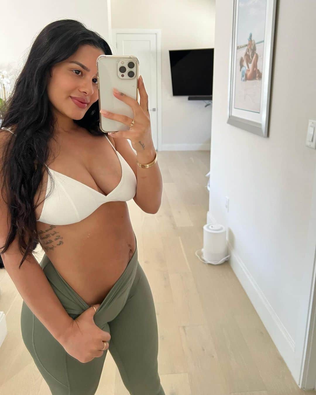 Katya Elise Henryさんのインスタグラム写真 - (Katya Elise HenryInstagram)「3 weeks postpartum 🙌🏽 wearing the @wbkfit contour collection leggings. WITH POCKETS. for when you don’t have enough hands for all your items…. mommas- you feel me.」2月4日 11時16分 - katyaelisehenry