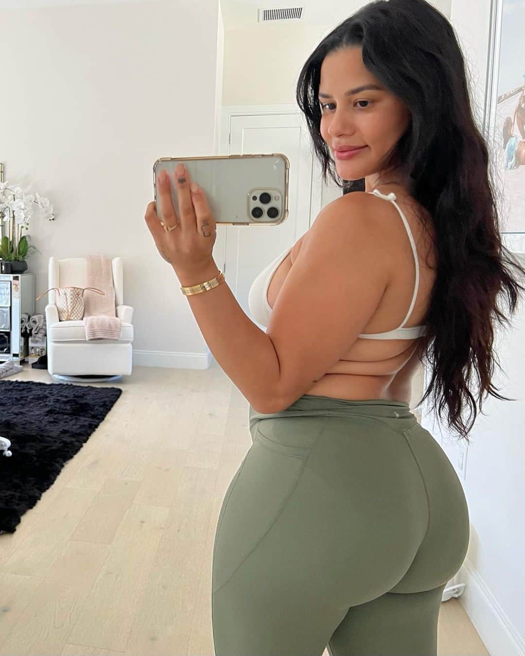 Katya Elise Henryさんのインスタグラム写真 - (Katya Elise HenryInstagram)「3 weeks postpartum 🙌🏽 wearing the @wbkfit contour collection leggings. WITH POCKETS. for when you don’t have enough hands for all your items…. mommas- you feel me.」2月4日 11時16分 - katyaelisehenry