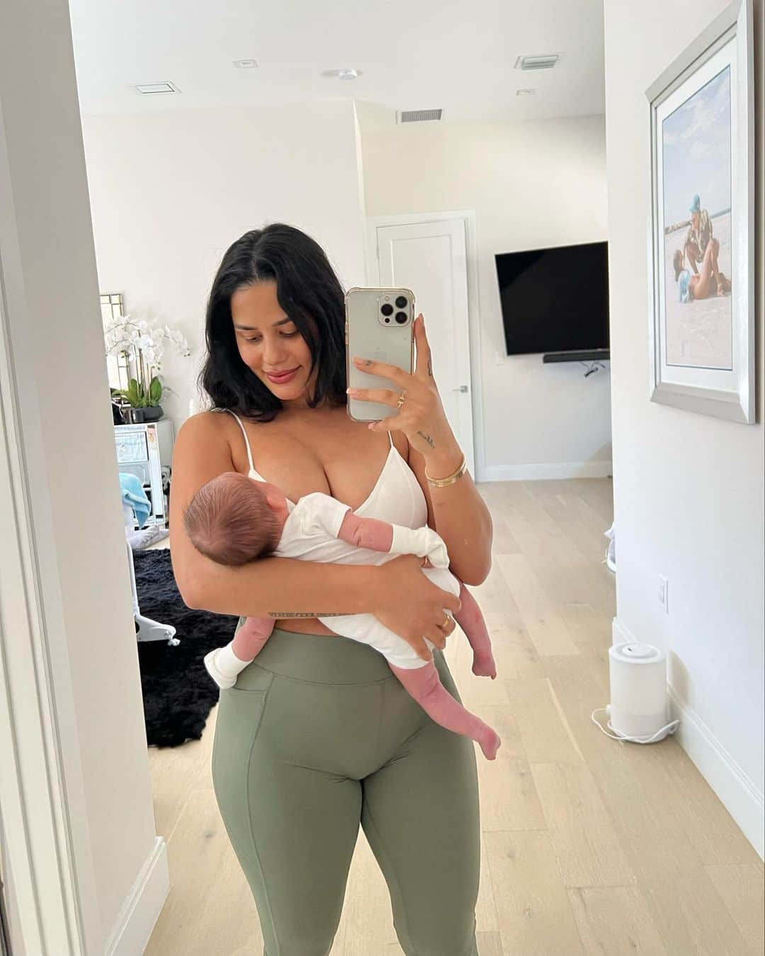 Katya Elise Henryさんのインスタグラム写真 - (Katya Elise HenryInstagram)「3 weeks postpartum 🙌🏽 wearing the @wbkfit contour collection leggings. WITH POCKETS. for when you don’t have enough hands for all your items…. mommas- you feel me.」2月4日 11時16分 - katyaelisehenry