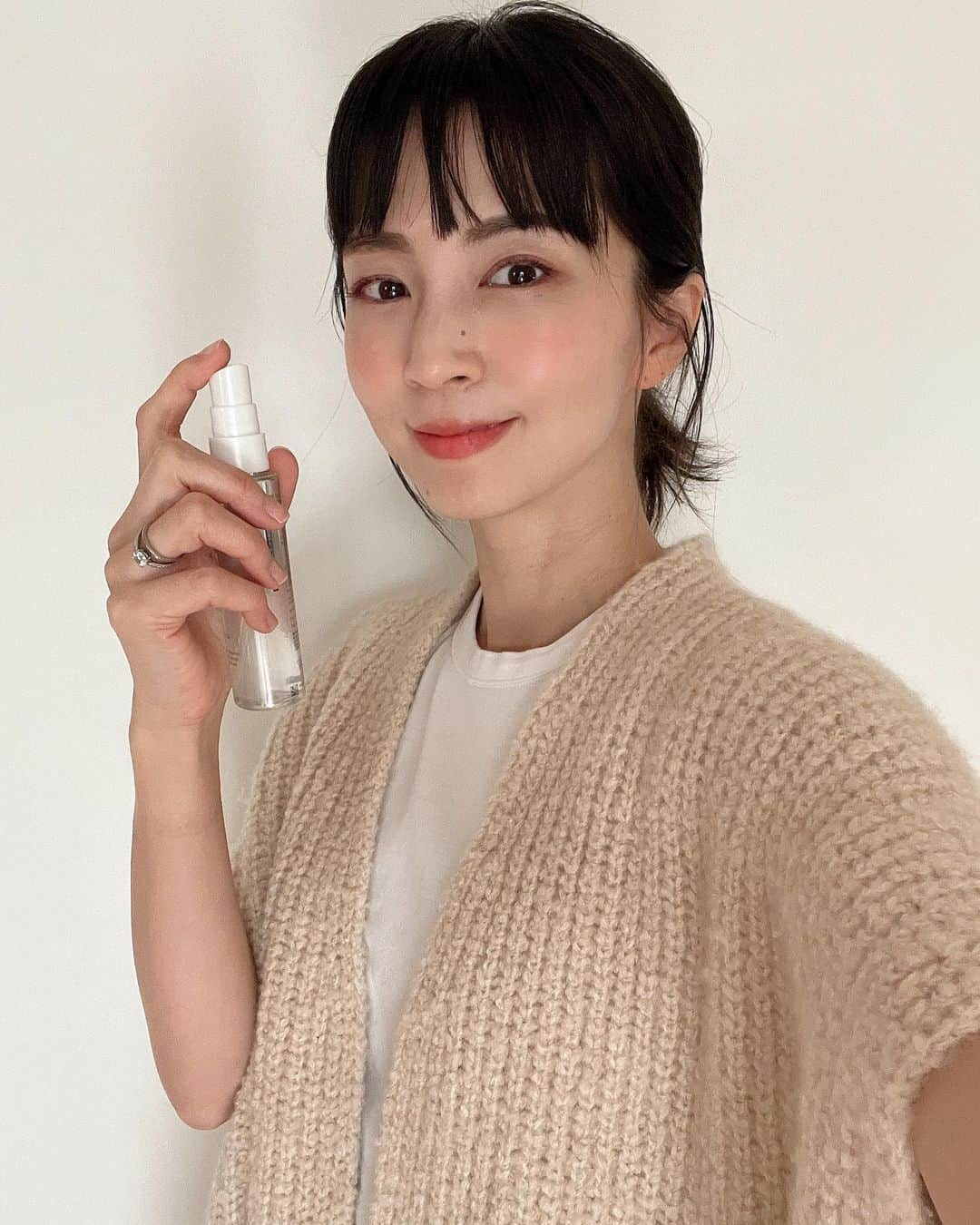 安田美沙子さんのインスタグラム写真 - (安田美沙子Instagram)「冬から、春にかけて、乾燥＆花粉やほこりなどで肌が荒れやすいです💦どちらかというと、乾燥肌。  朝のメイクののりも悪くなって、あれ？ってなったり、マスクの摩擦も気になる。。  肌のケアは必須な40代✨  「守る・落とす・育む」のトータルケアで、  乾燥や肌あれをケアしてまずはベースとなる「なめらか美肌」で春を楽しみましょっ🌸   「守る」アレルバリア 日中の肌を花粉などの微粒子汚れ、乾燥から守る✨ 化粧のり、もちもUPして、乳幼児※にも使える🤍 ⭐︎d プログラム アレルバリア ミスト N  「落とす」洗顔フォーム うるおいを守りながら、花粉やほこりなどの汚れを落とす✨摩擦レスなクッション泡 ⭐︎ d プログラム エッセンスイン クレンジングフォーム(医薬部外品)  「育む」化粧水乳液 カサカサ・乾燥を防ぎうるおいに満ちた「なめらか美肌」へ ✨ ベタつかないのにしっとりして、びっくり！  ☆d プログラム モイストケア ローション MB (医薬部外品)、d プログラム モイストケア エマルジョン MB (医薬部外品)  一緒に、Happyに春を迎えましょう☺️🌸🤍  ※生後28日以降     #花粉の季節の頼れる相棒  #肌あれ気にせず春楽しもう  #花粉の季節もなめらか美肌 #肌あれ  #敏感肌  #pr  #dプログラム #アレルバリア　#メンテナンス　#ご褒美」2月4日 12時17分 - yasuda_misako