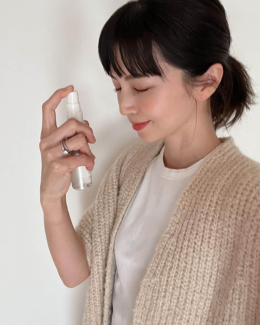 安田美沙子さんのインスタグラム写真 - (安田美沙子Instagram)「冬から、春にかけて、乾燥＆花粉やほこりなどで肌が荒れやすいです💦どちらかというと、乾燥肌。  朝のメイクののりも悪くなって、あれ？ってなったり、マスクの摩擦も気になる。。  肌のケアは必須な40代✨  「守る・落とす・育む」のトータルケアで、  乾燥や肌あれをケアしてまずはベースとなる「なめらか美肌」で春を楽しみましょっ🌸   「守る」アレルバリア 日中の肌を花粉などの微粒子汚れ、乾燥から守る✨ 化粧のり、もちもUPして、乳幼児※にも使える🤍 ⭐︎d プログラム アレルバリア ミスト N  「落とす」洗顔フォーム うるおいを守りながら、花粉やほこりなどの汚れを落とす✨摩擦レスなクッション泡 ⭐︎ d プログラム エッセンスイン クレンジングフォーム(医薬部外品)  「育む」化粧水乳液 カサカサ・乾燥を防ぎうるおいに満ちた「なめらか美肌」へ ✨ ベタつかないのにしっとりして、びっくり！  ☆d プログラム モイストケア ローション MB (医薬部外品)、d プログラム モイストケア エマルジョン MB (医薬部外品)  一緒に、Happyに春を迎えましょう☺️🌸🤍  ※生後28日以降     #花粉の季節の頼れる相棒  #肌あれ気にせず春楽しもう  #花粉の季節もなめらか美肌 #肌あれ  #敏感肌  #pr  #dプログラム #アレルバリア　#メンテナンス　#ご褒美」2月4日 12時17分 - yasuda_misako