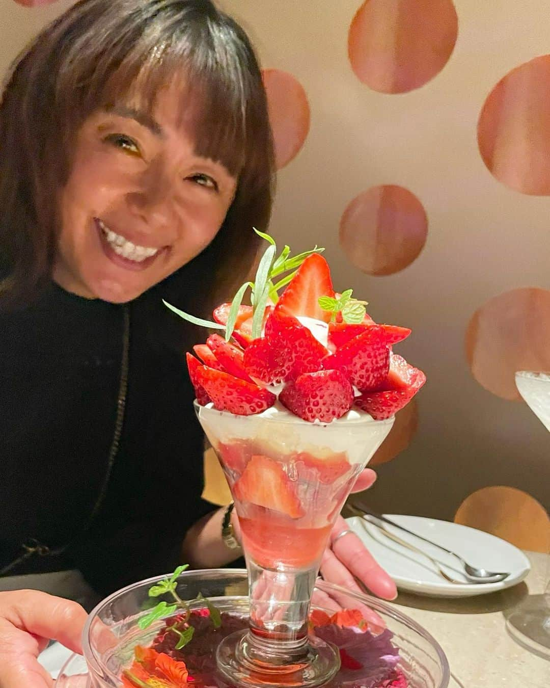 田中律子さんのインスタグラム写真 - (田中律子Instagram)「西麻布にある、『焼鶏ひらこ』へ連れて行ってもらいました🐓  大将自らが育てた"飛来幸地鶏”が、美味しいのなんの❤️鶏を育てて、その鶏をどう調理して、そして食べた時に味わうお酒とのペアリング✨もうね、うなりっぱなしでした😂一口ずつ出てくる焼鶏に、ワイン🍷と日本酒🍶えっ？両方とも飲むの？って思ったけど、焼鶏を食べる前にワインを飲んで、それから焼鶏を口に入れて、味わいが出てきたら日本酒を飲む…あらまー、なんて素晴らしいハーモニー😍今までの焼鳥の概念がこの夜に変わりました🤤あー、美味しかったぁ❤️ その後は、西麻布の会員制のBARで、いちごパフェ🍓お腹パンパンだったのにペロリと食べましたとさ🤭  西山さん　@nishiyama0319  しょうたさん　@magma.koizumi  最幸な夜をありがとうございました❤️🙏  #西麻布  #焼鶏ひらこ  #ペアリング #飛来幸地鶏  #宮崎の地鶏  #ごちそうさまでした  #ありがとうございました  #沖縄と群馬 #ご縁に感謝  #あんなとこと #こんなとこと #色々繋がる」2月4日 13時28分 - ri2kotanaka