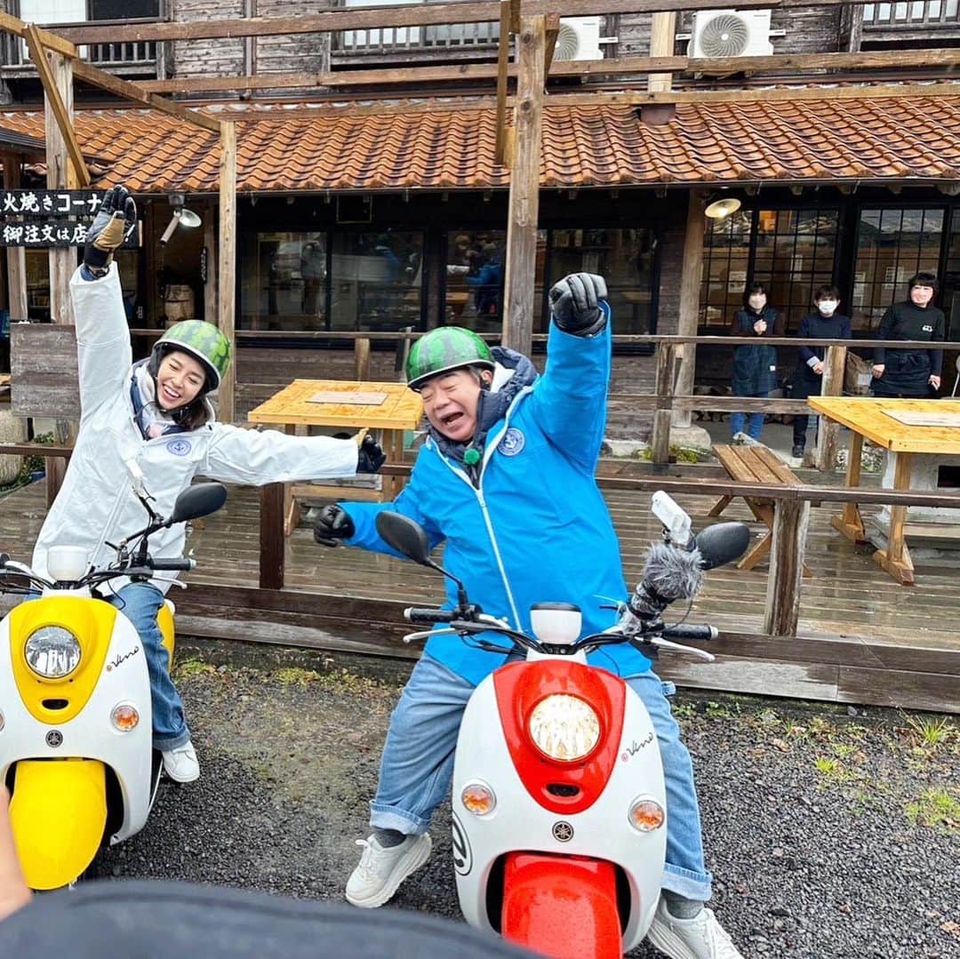 神田愛花さんのインスタグラム写真 - (神田愛花Instagram)「今日夜6:30〜テレビ東京『出川哲朗の充電させてもらえませんか？』に出演しております🛵🍉☀️ 初めての充電旅、初めてのスクーター、嬉しかったー🛵 それに、すっごく美味しかったしすっごく楽しかった🍉 出川さんはずーっとすれ違う皆さんにご挨拶をしたり手を振ったりお写真を撮ったり、本当に丁寧な方で感動でした🥹 色々なロケに行かせて頂いておりますが、まだまだこんなに沢山の事を見て経験して学ぶ事が出来るのか❗️と思った、 貴重な時間を過ごさせて頂きました🛵 是非ご覧頂きたいですし、是非またロケに参加させて頂きたいです🛵🍉💕  #NYC #ニューヨーク #Barbie #バービー #pink #ピンク #テレビ東京 #出川哲朗の充電させてもらえませんか #貴重な経験 #様々な事を吸収 #感謝でいっぱい #出川哲朗 さん #神田愛花」2月4日 15時37分 - aikakanda