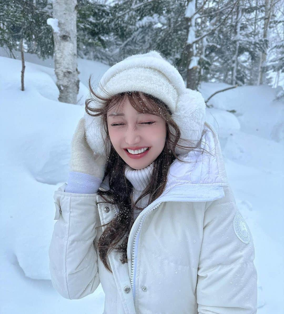 ゆかちんさんのインスタグラム写真 - (ゆかちんInstagram)「全部、雪のせいだ⛄️*❅·̩͙  雪質がふわふわ𓂃𓈒❄️⛄️ ４枚の写真ならどれがすき？  #japan#hokkaido#hokkaidotrip #snowchallenge#snowmountain #北海道#北海道旅行#北海道観光 #ニセコ#雪山#雪山コーデ#雪#雪景色 #東山ニセコビレッジリッツカールトンリザーブ  #niseko #nisekojapan #ritzcarlton  #リッツカールトン #北海道旅行 #雪国  #雪景色 #銀世界 #雪だるま #旅行コーデ  #ホワイトコーデ #ビジョビ #スノボ女子」2月4日 17時01分 - y__chan___