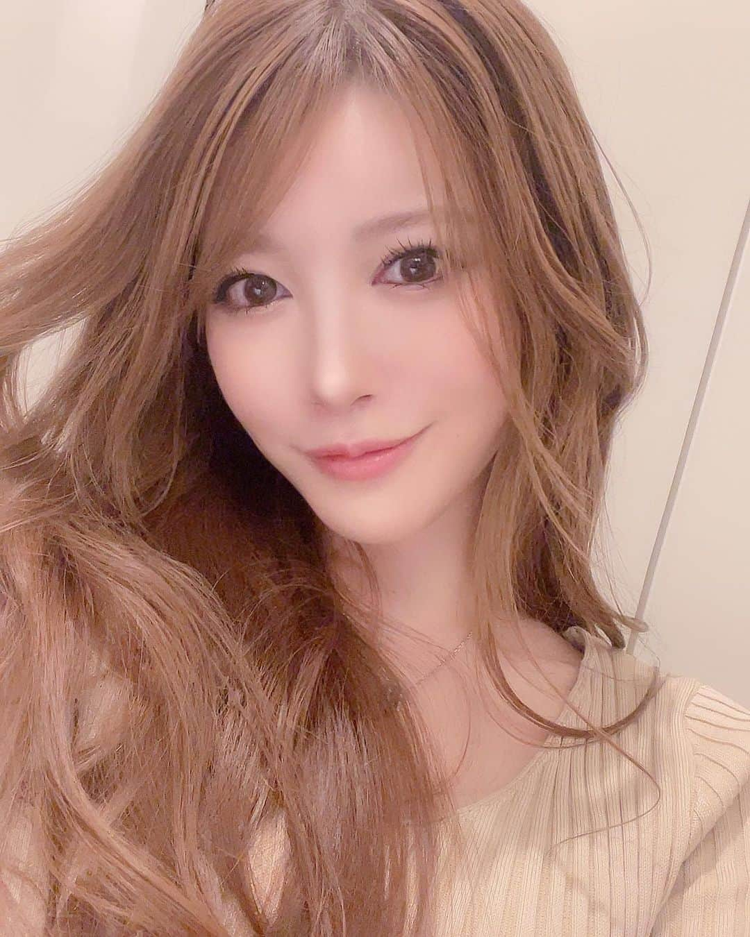 相沢みなみさんのインスタグラム写真 - (相沢みなみInstagram)「美容day🫶🏻 肌の調子良き❤︎ . ケミカルピーリング、 ピコレーザー、白玉注射、 幹細胞培養上清液の4点フルコース❤︎ やってきました🥺✨ 全部初めてやる施術だったからめっちゃわくわくした🧏🏻‍♀️✨ . ケミカルピーリングはやった直後から肌のトーンがあがって感動👏🏻 ピコレーザーはレーザーが肌の奥にいる色素を除去してくれるから 一見痛そうに聞こえるけど痛さレベルは手足が痺れた時にピリピリ するあの感覚に近い痛さでむしろ効いてる感じが気持いと感じたよ!! 因みに、3枚目のボコボコは顔用の保冷剤で鎮静してる所😂🧊 その他の効果はまたのちに実感できるみたいだから楽しみ☺️ . クリニックは@mbc_azabu です🌿 私は肌が弱くてトラブルが多いので先生に 施術内容を全部決めて頂きました❤︎ 先生の肌が綺麗すぎて説得力しかなかったです…w ありがとうございました！！ . 最近のお肌事情についてでした✍🏻💭 . #mbc麻布十番 #ケミカルピーリング  #ピコレーザー #白玉点滴 #幹細胞培養上清液 #クリニック #美容day  . #相沢みなみ」2月4日 18時15分 - epoint2016