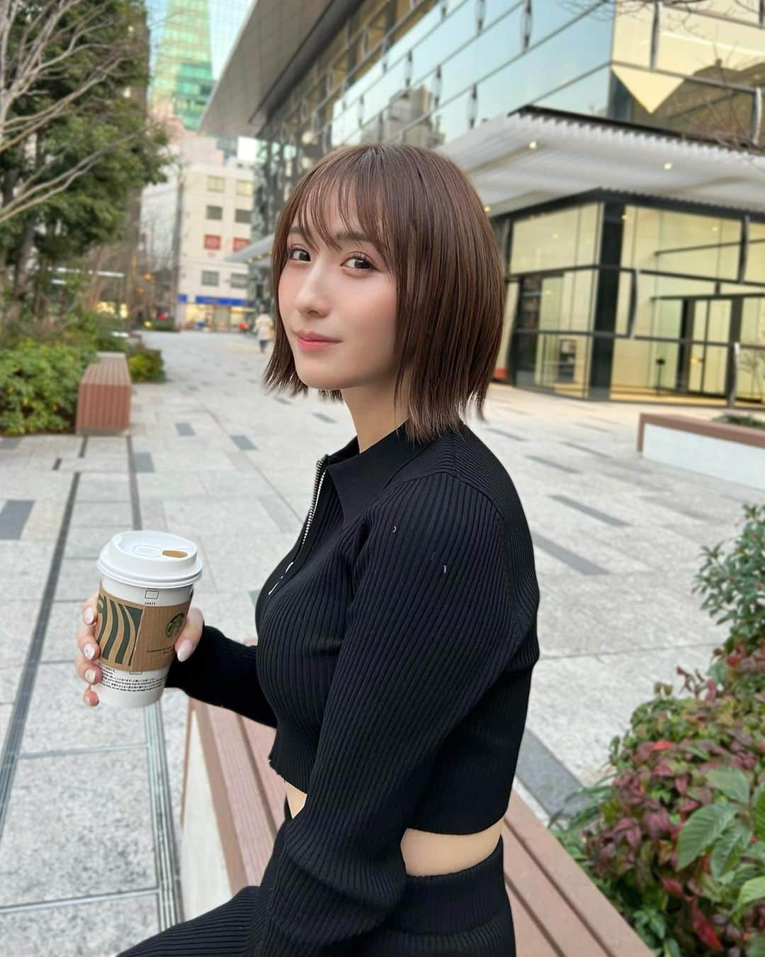 伊藤愛真さんのインスタグラム写真 - (伊藤愛真Instagram)「マイカーでドライブしてきた🚗🤍 前よりは大きい車だから 運転楽しすぎる☺️ . さあ帰ってスプラ3やって ドラマ見よっと❤️‍🔥最高！！ . setup: snidel . . . #snidel#ootd#セットアップ」2月4日 18時18分 - __emagram