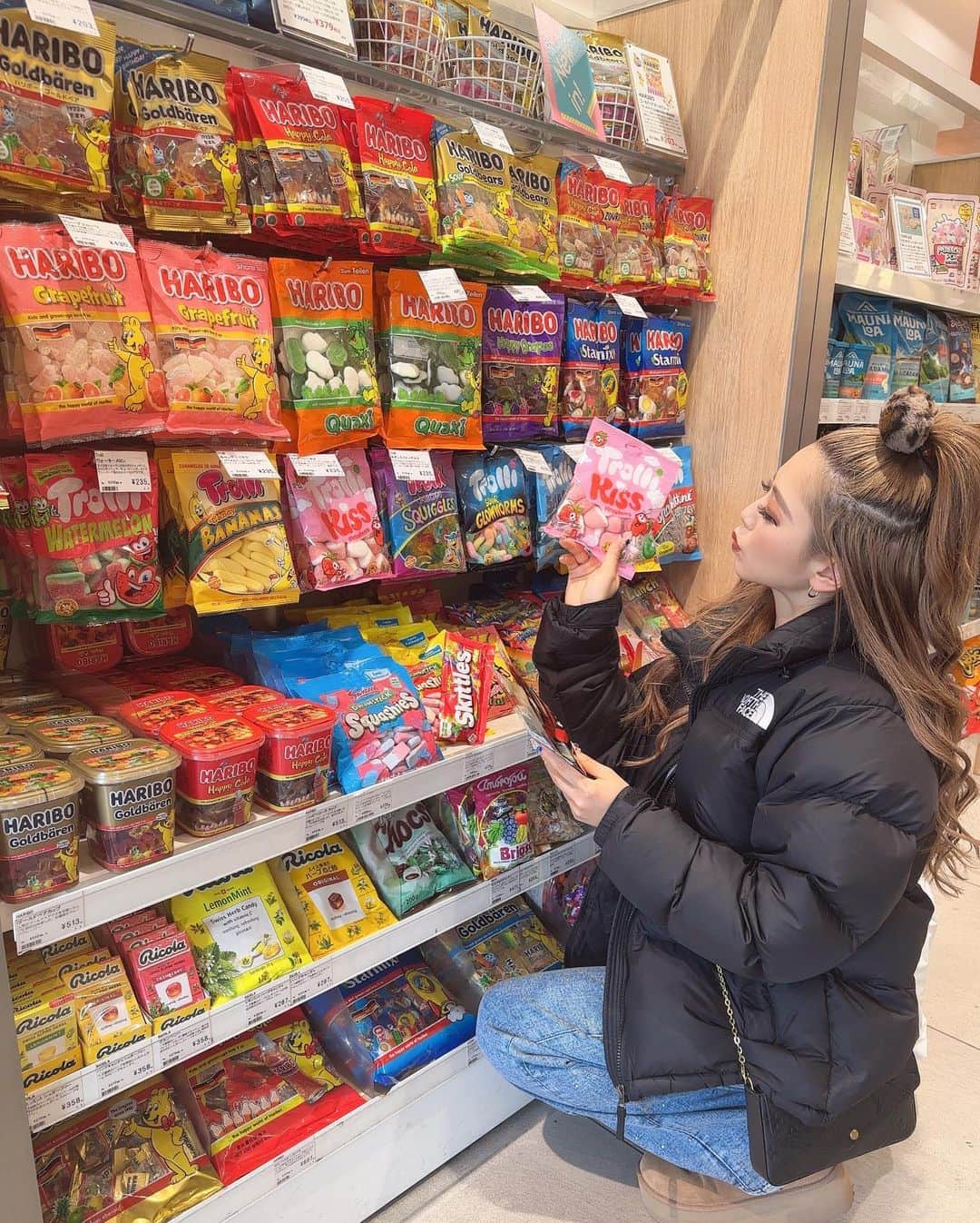 なかむらあんさんのインスタグラム写真 - (なかむらあんInstagram)「ストーリーで大好評だった写真📸  海外のお菓子だいすきすぎてついつい沢山買っちゃうよね〜🛍🍬🍭🍫  あと頭のポンポンどこのー？って聞かれてたんだけど 実家のリビングで拾ってつけたwwからわかんない！ 姪っ子のだと思う！笑笑  月一で通ってる @acupuncturesalon_sinas に 行ってきたからフェイスラインも身体も調子よすぎぃ〜✌️♥️」2月4日 19時05分 - popotsun_1127