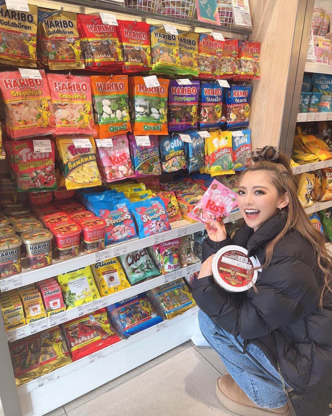なかむらあんさんのインスタグラム写真 - (なかむらあんInstagram)「ストーリーで大好評だった写真📸  海外のお菓子だいすきすぎてついつい沢山買っちゃうよね〜🛍🍬🍭🍫  あと頭のポンポンどこのー？って聞かれてたんだけど 実家のリビングで拾ってつけたwwからわかんない！ 姪っ子のだと思う！笑笑  月一で通ってる @acupuncturesalon_sinas に 行ってきたからフェイスラインも身体も調子よすぎぃ〜✌️♥️」2月4日 19時05分 - popotsun_1127