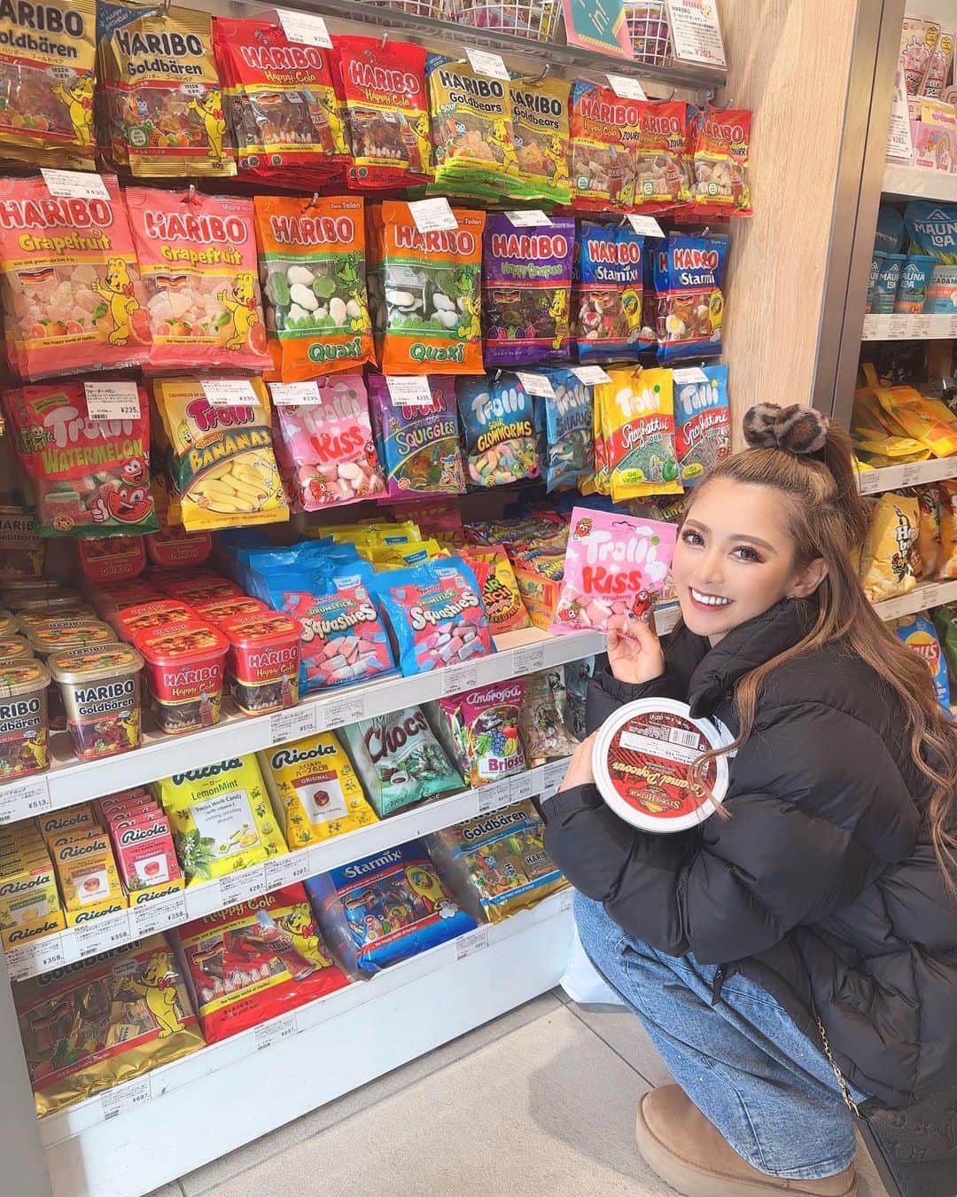 なかむらあんさんのインスタグラム写真 - (なかむらあんInstagram)「ストーリーで大好評だった写真📸  海外のお菓子だいすきすぎてついつい沢山買っちゃうよね〜🛍🍬🍭🍫  あと頭のポンポンどこのー？って聞かれてたんだけど 実家のリビングで拾ってつけたwwからわかんない！ 姪っ子のだと思う！笑笑  月一で通ってる @acupuncturesalon_sinas に 行ってきたからフェイスラインも身体も調子よすぎぃ〜✌️♥️」2月4日 19時05分 - popotsun_1127