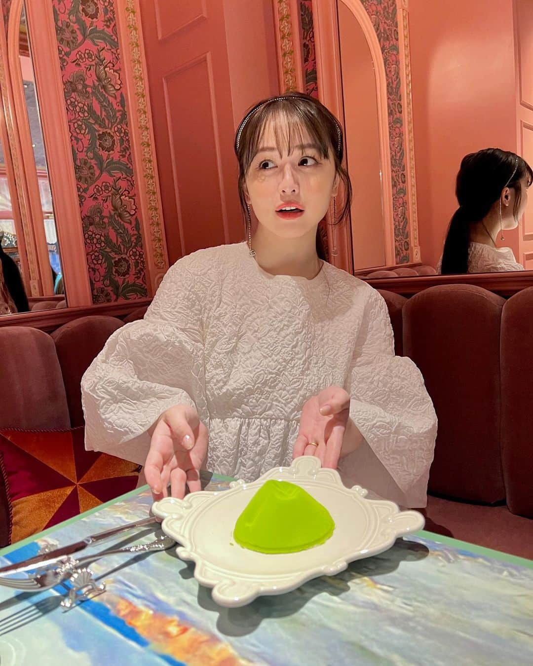 菅本裕子さんのインスタグラム写真 - (菅本裕子Instagram)「今話題のカフェ、小楽園、、！ @shorakuen_tokyo  ⁡ 予約取れて行ってきました〜！🥰❤️ ⁡ 店内は台湾ぽくて可愛かったし、 山をモチーフにしたケーキが面白くて！ 3人で行ったんだけど、2個くらいでちょうど良いくらいどっしりと！さすが山🤣🤣 ⁡ パリパリのチョコにコーティングされていて、中身は地層のようになったケーキでした😍 ⁡ 今日はこれを食べるために、朝からパーソナルに行って、お昼ご飯は焼き魚とイチゴにしてたんだあ❤️ ⁡ そういう計画立てて食べるのが大好き！🤣💪 ⁡ #小楽園 #代々木カフェ」2月4日 20時04分 - yukos0520