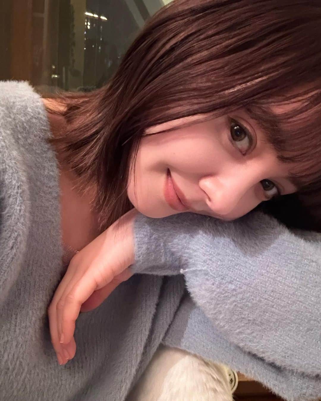 トリンドル玲奈さんのインスタグラム写真 - (トリンドル玲奈Instagram)「次の役に向けて髪色変えました🤍💫  「ラベンダーブラウン」 という色だそう。  艶が出やすいし、 すっぴん風メイク+リップだけポイント みたいなのも合いそうだなぁ。  たのしみだ🤍  @kenji_hairmake くんありがとうございました💫」2月4日 20時19分 - toritori0123