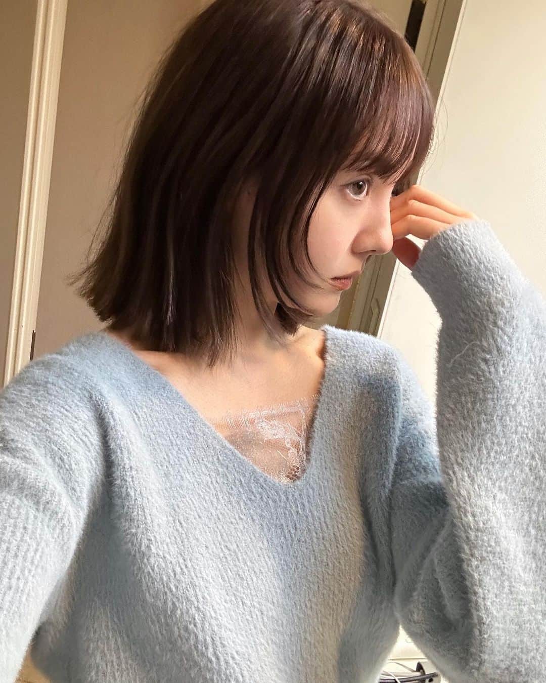 トリンドル玲奈さんのインスタグラム写真 - (トリンドル玲奈Instagram)「次の役に向けて髪色変えました🤍💫  「ラベンダーブラウン」 という色だそう。  艶が出やすいし、 すっぴん風メイク+リップだけポイント みたいなのも合いそうだなぁ。  たのしみだ🤍  @kenji_hairmake くんありがとうございました💫」2月4日 20時19分 - toritori0123
