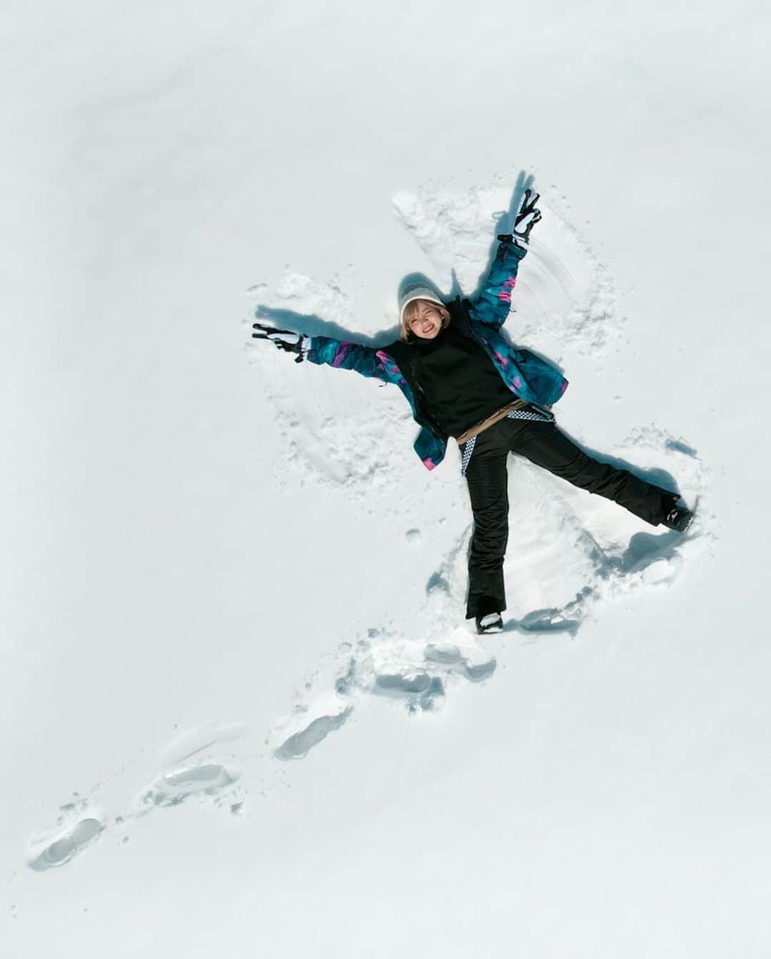 みきでりさんのインスタグラム写真 - (みきでりInstagram)「夏派だけど雪山遊びは大好き☃️❄️🫧 @galayuzawa_official 今年も滑りに行っちゃうっっ！🤍 あー楽しみ！！わくわくわく！！！ ㅤ ㅤ ㅤ ㅤ ㅤ ㅤ ㅤ ㅤ #ガーラ湯沢 #スキー場 #スノボ #スノボー #スノボウェア #雪 #雪景色 #雪山 #雪遊び #冬コーデ #デートスポット #ニット帽 #ボブ #ボブヘア #ボブスタイル #ドローン撮影 #ポートレートモデル」2月4日 20時20分 - mikidelicious