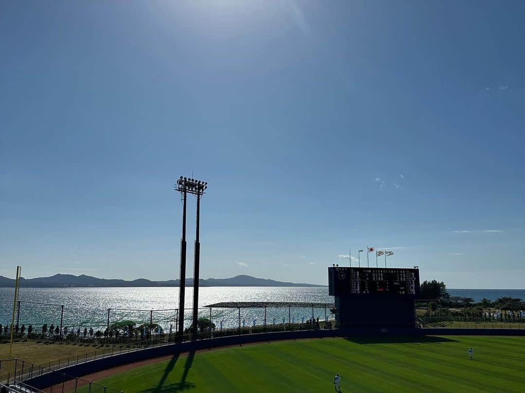 海老原優香さんのインスタグラム写真 - (海老原優香Instagram)「プロ野球沖縄キャンプ取材に初めて行ってきました✈️  ヤクルトから日ハムのキャンプ地へ弾丸取材！  この時期でも上着がいらないくらいポカポカ陽気でした🌈  #日本ハムファイターズ#日ハム #ヤクルトスワローズ#ヤクルト #沖縄#名護#波の上ビーチ」2月4日 20時23分 - ebioffi